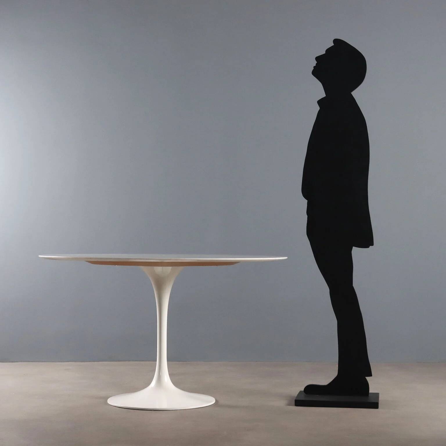 Vintage style Tulipe table in enamelled aluminium, Italian design from the 1980s.