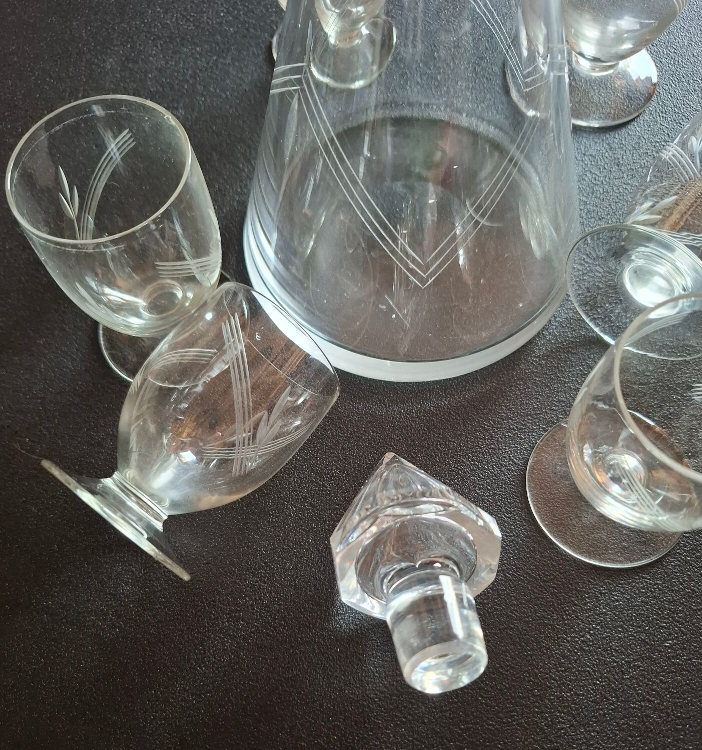 Port decanter and its 6 glasses