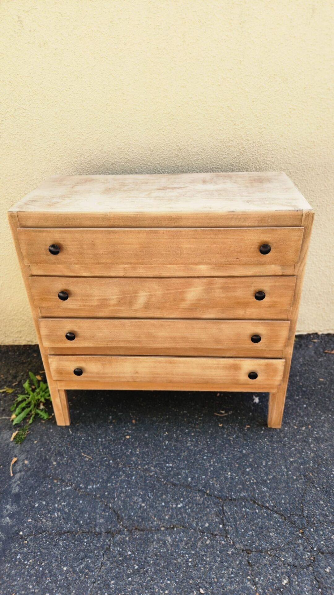 Very pretty stripped and sanded vintage chest of drawers with 4 drawers from the 1960s-1970s.