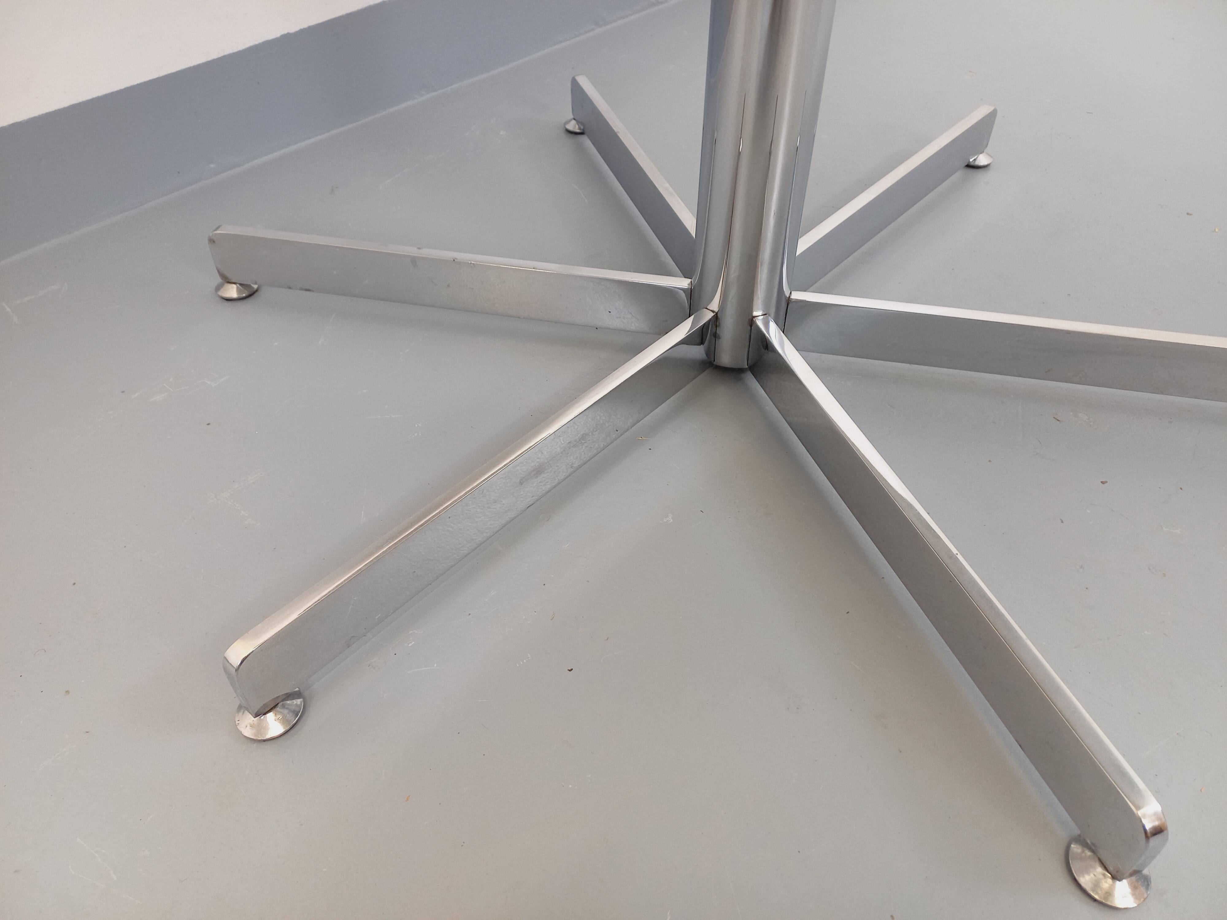 Vintage round dining table in white marble and chrome metal from the 1970s.