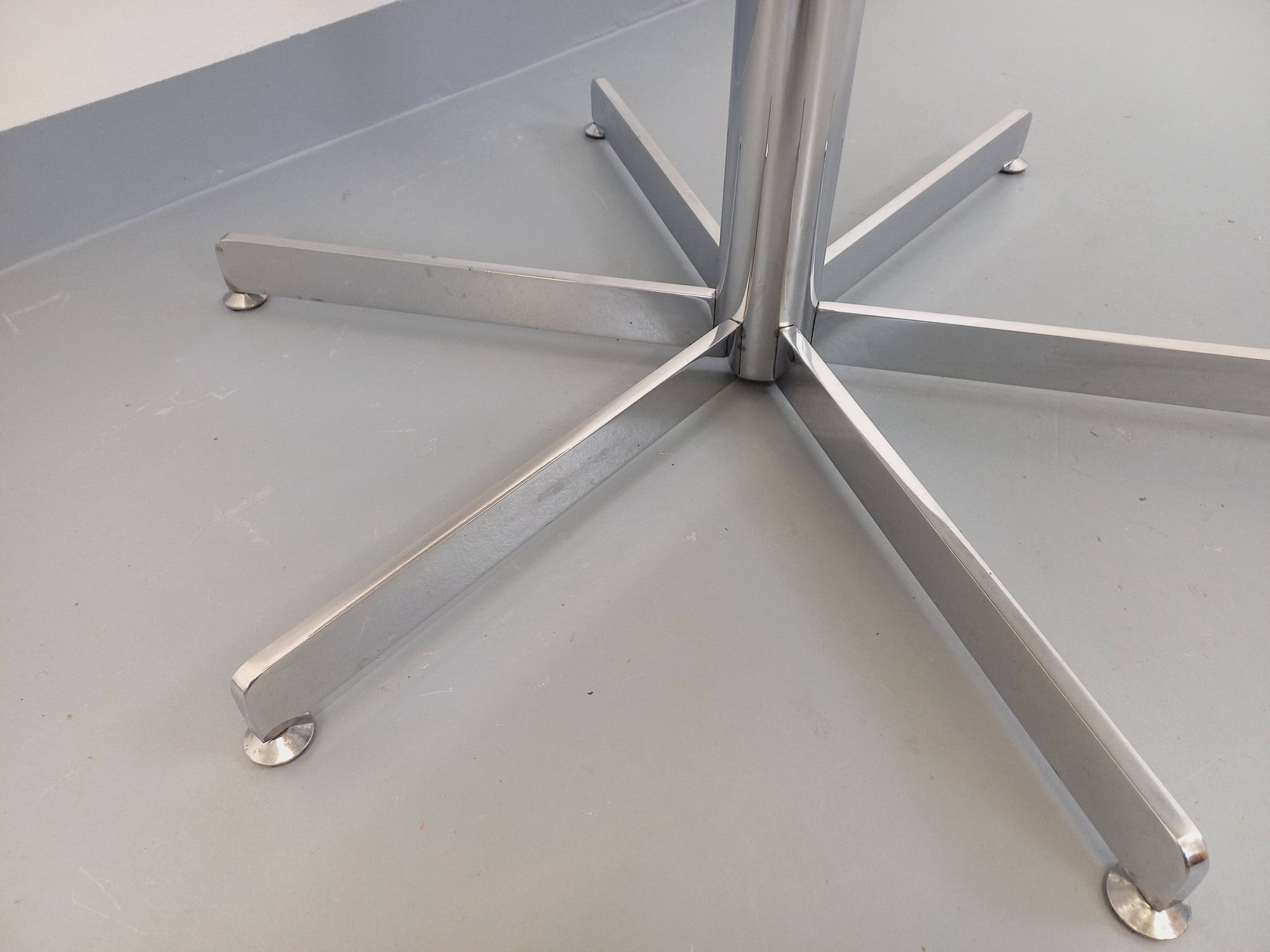 Vintage round dining table in white marble and chrome metal from the 1970s.