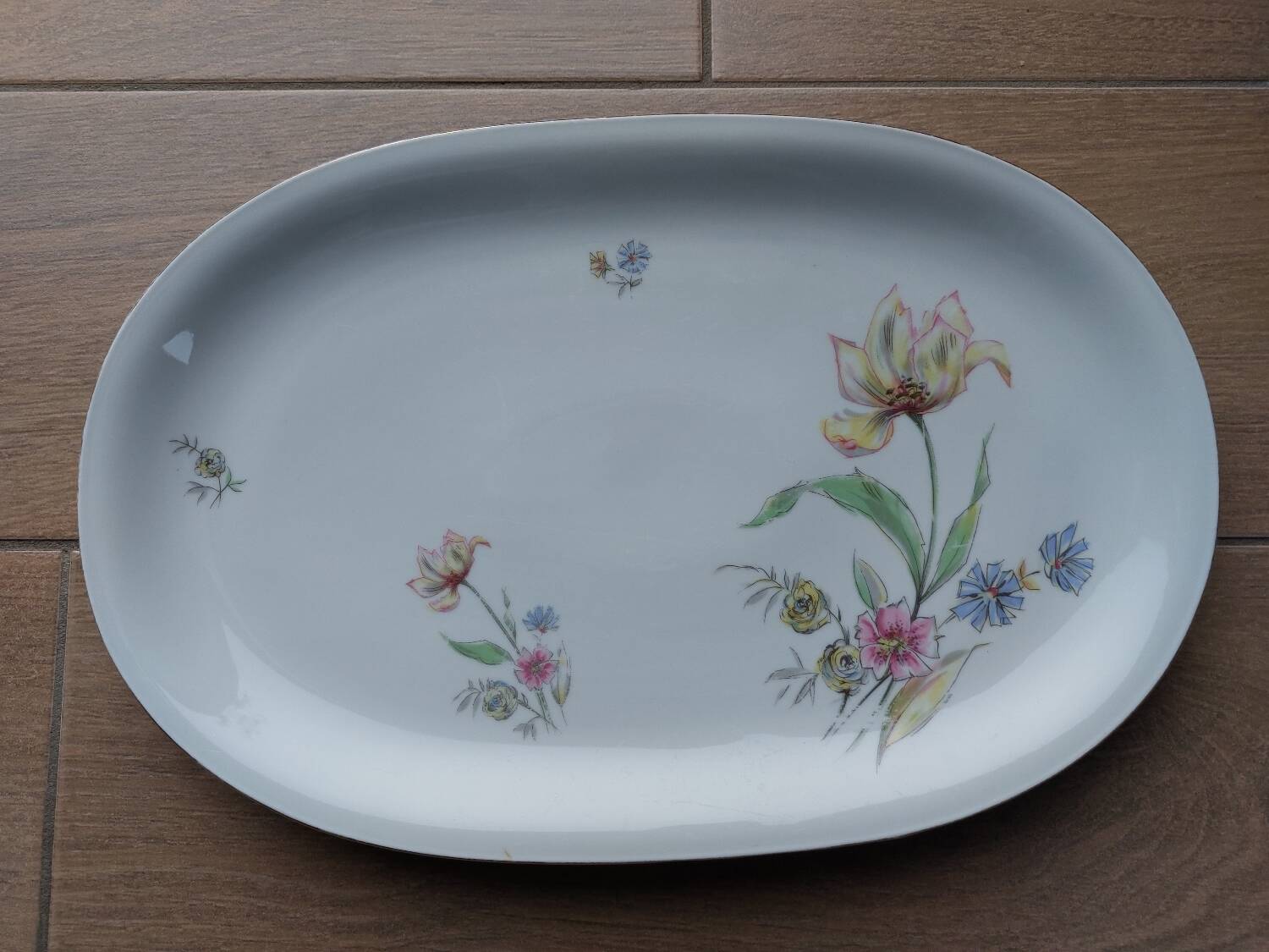 Oval serving dish in Bavarian porcelain