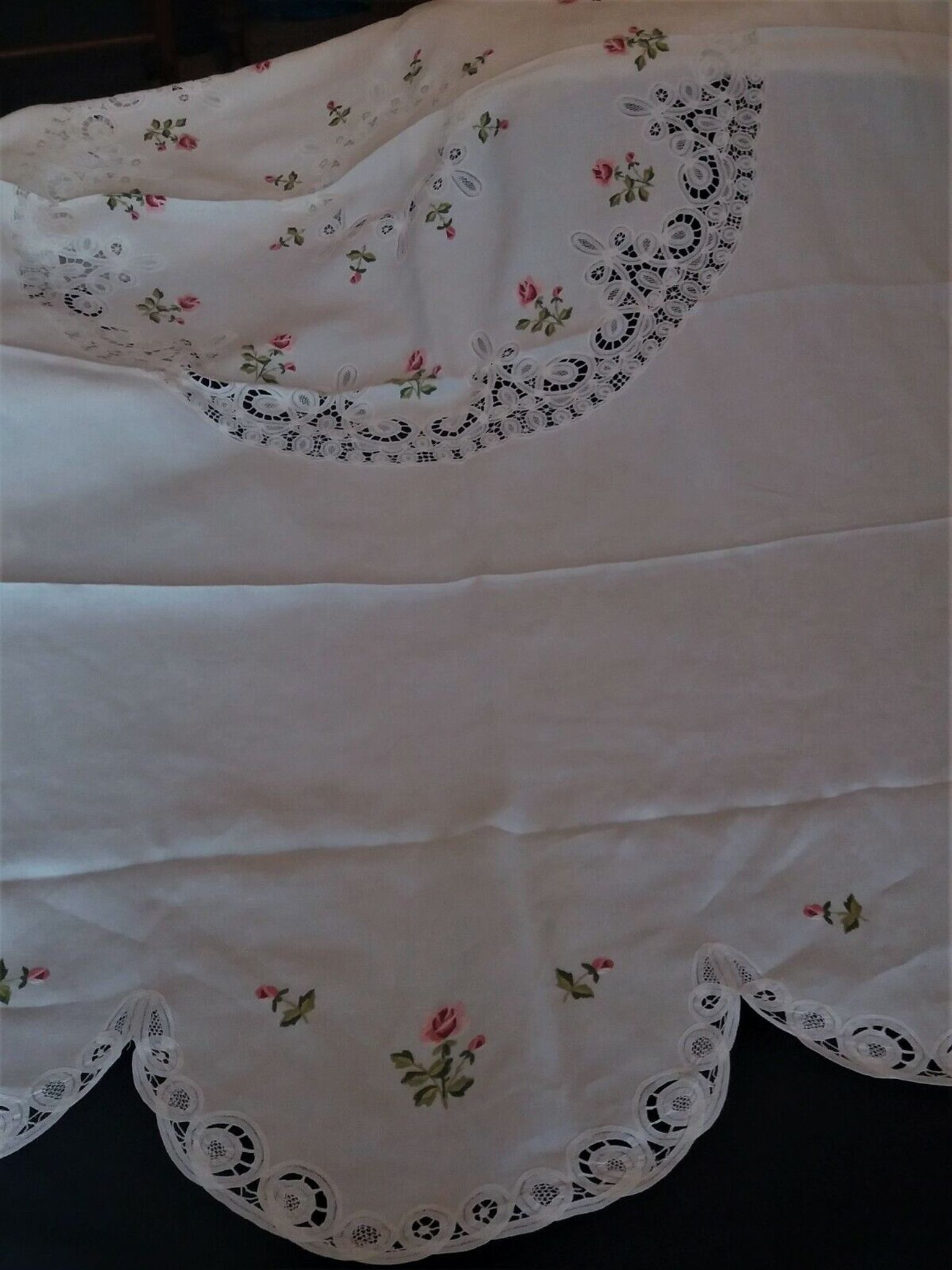 Linge de table nappe ronde huit serviettes dentelle de Luxeuil lin