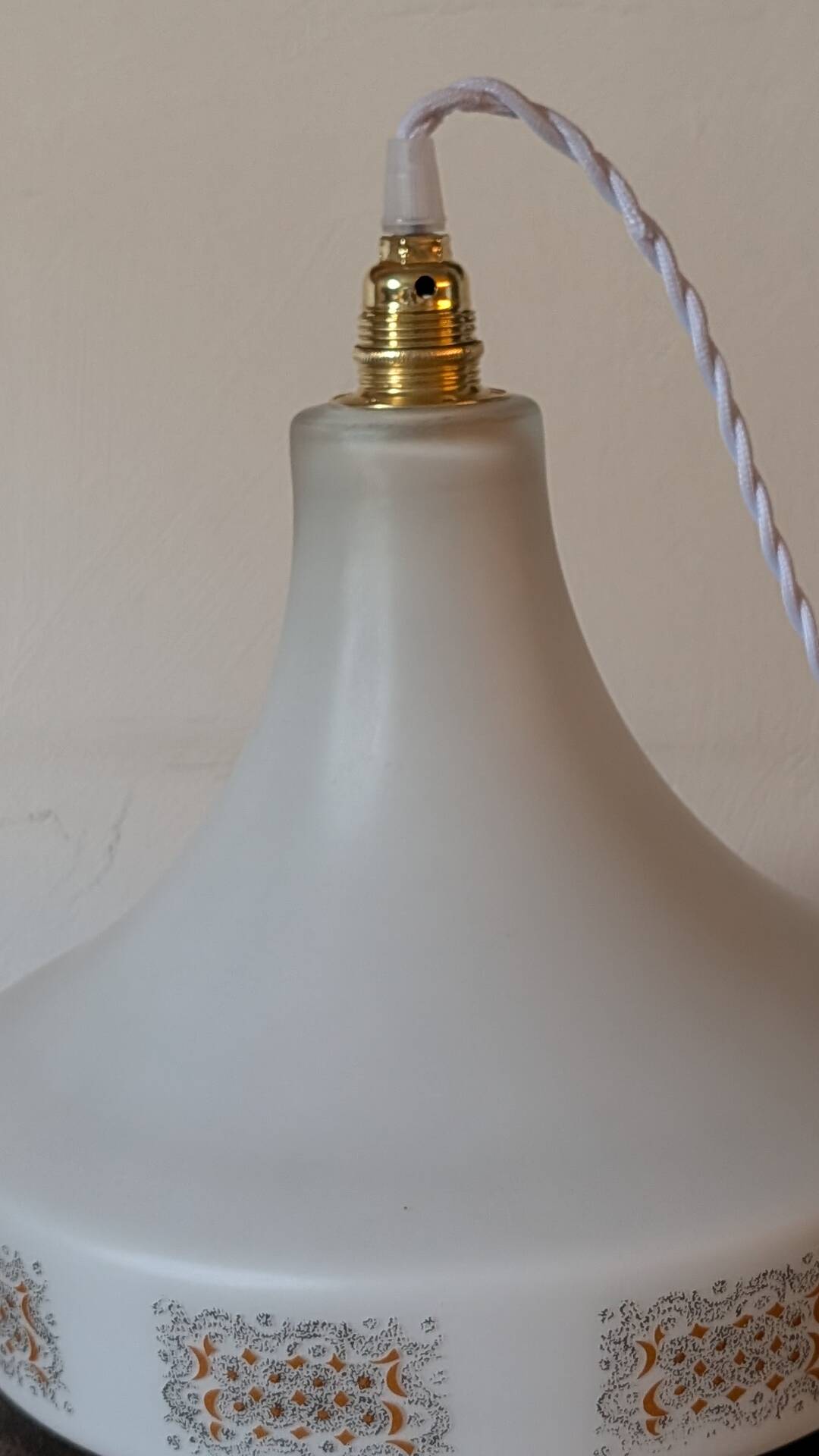 Suspension en opaline décor géométrique