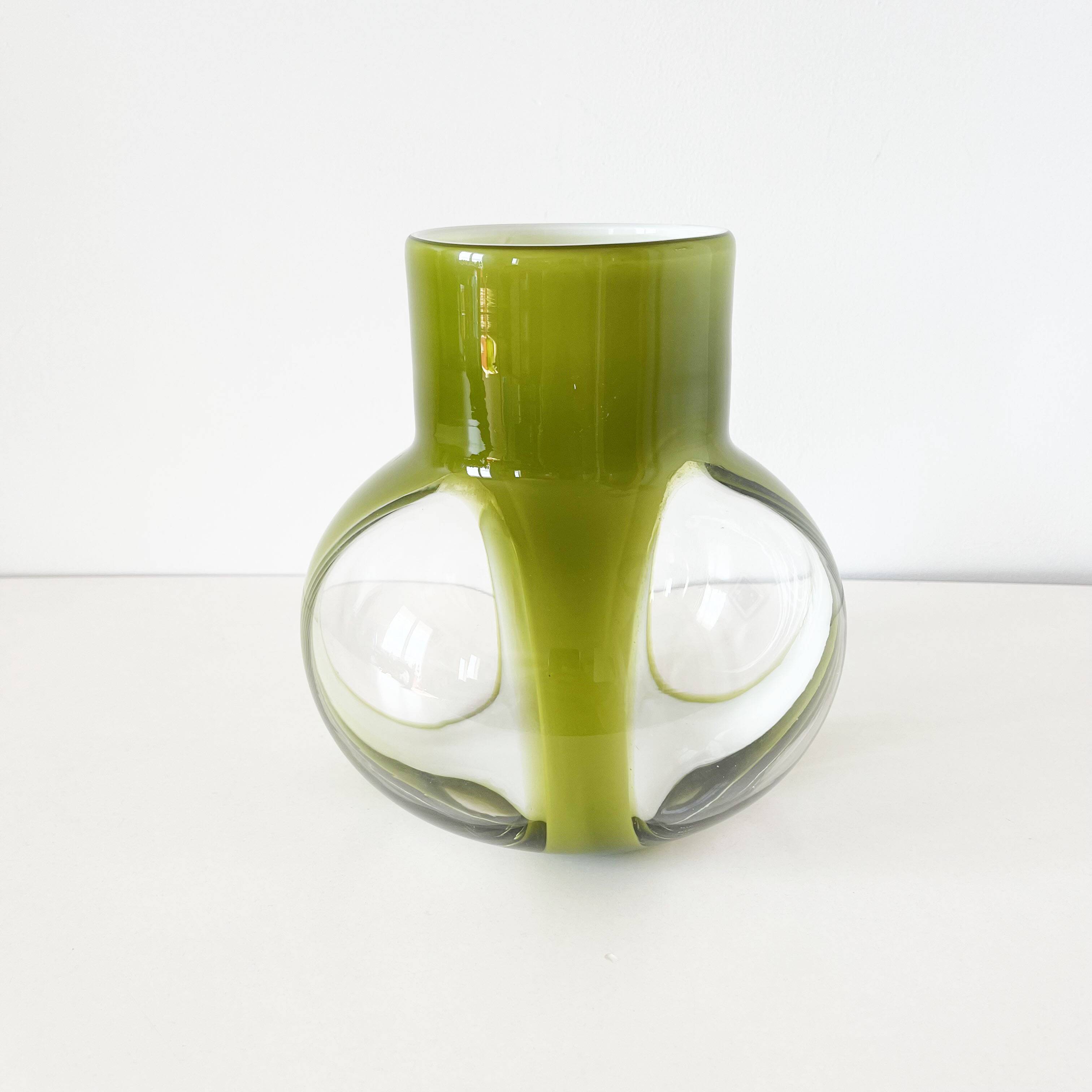 Vase en verre soufflé et opaline vert vintage 1960