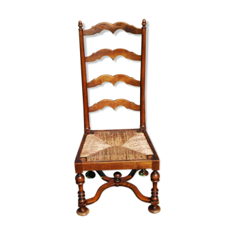 Chaise de nourrice paillée en noyer Louis XIII