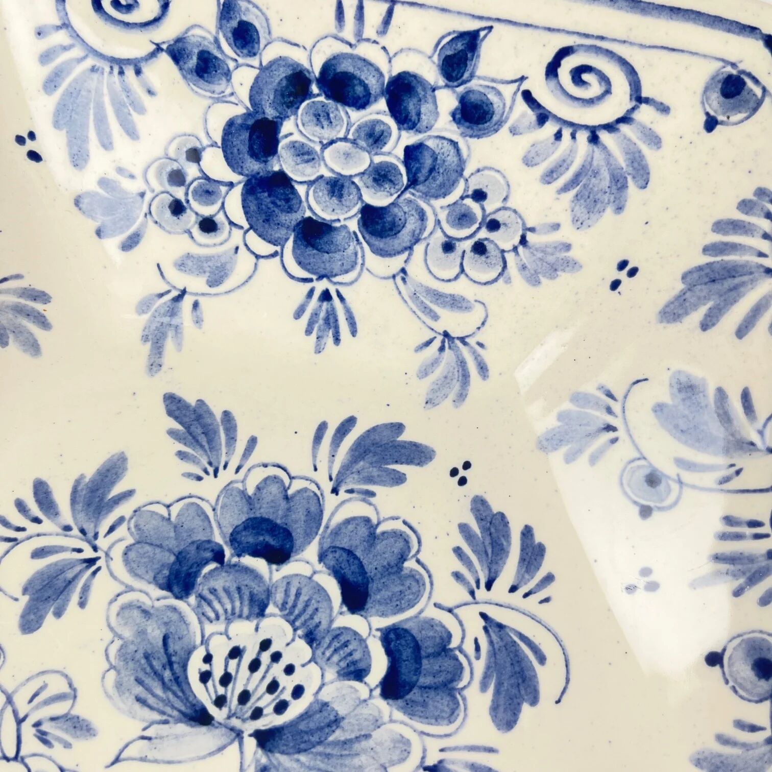 Shallow dish in Delft pottery – Royal Delft - First half of the 20th century