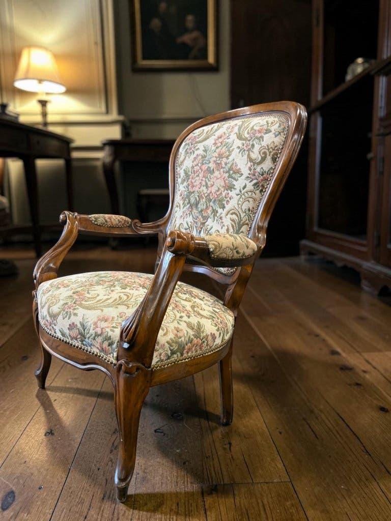Vintage baroque armchair/seat/chair with floral pattern