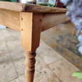 Table de drapier en chêne massif doré 230x73cm deux tiroirs