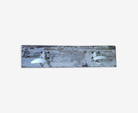 Porte manteaux bois peinture patinée 2 patères métal