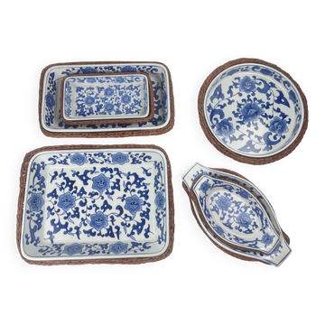 Set of 6 ceramic presentation plates in white and blue, floral pattern with woven wicker frame, 1970s/80s.