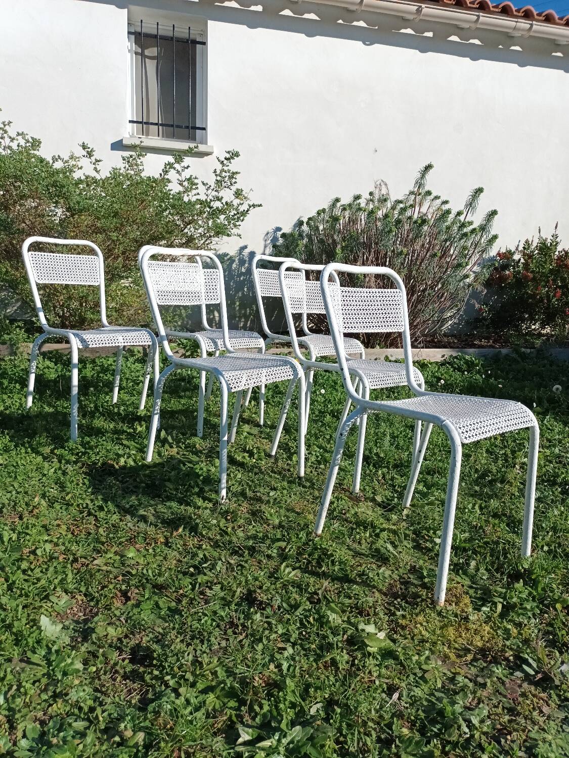 Chaises de jardin en métal perforé