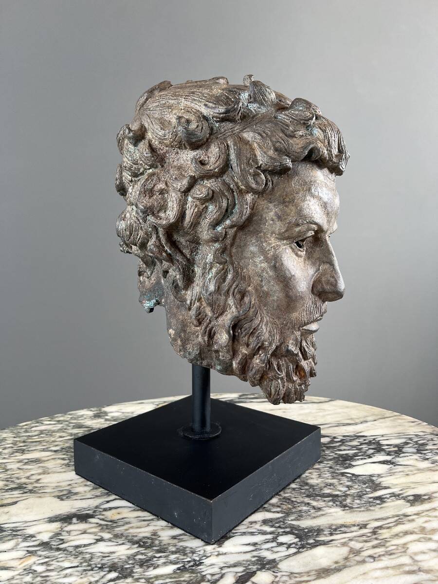 Sculptural bust in bronze on a base, 20th century