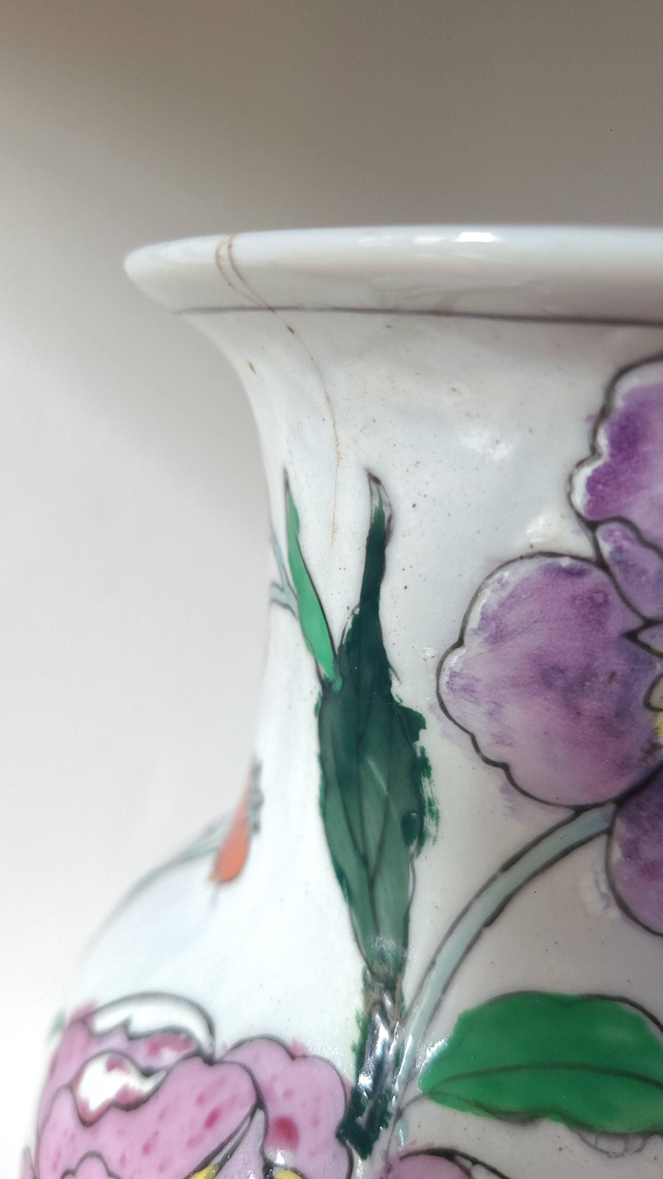 Hand-painted Chinese vase | Floral patterns