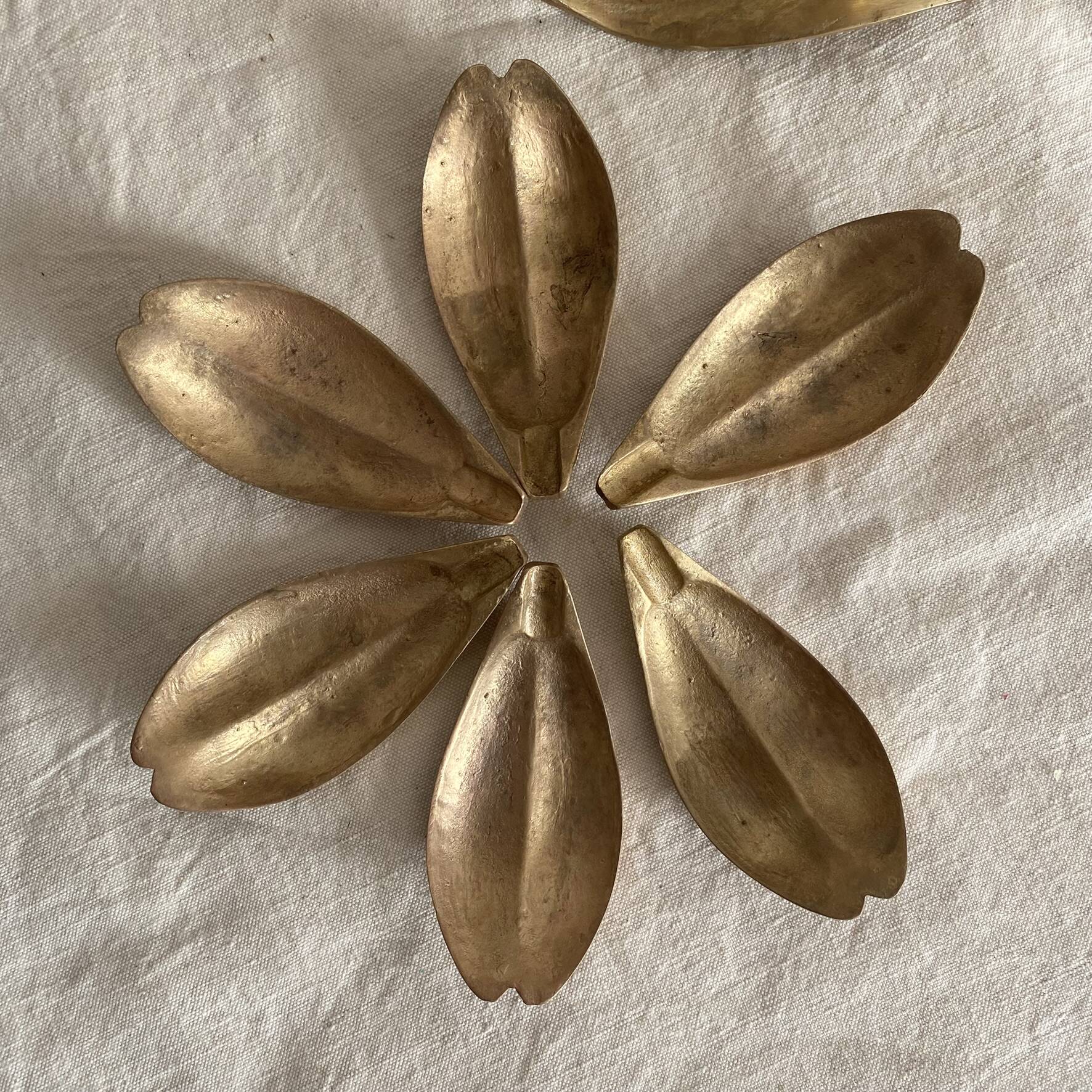 Brass flower, ashtray petals from the 60s-70s.