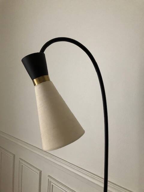 Tablet floor lamp and magazine holder with diabolo