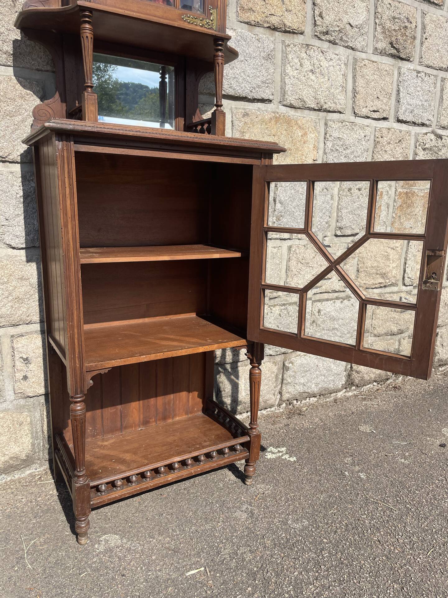 Vitrine en noyer mouluré et sculpté à deux-corps.