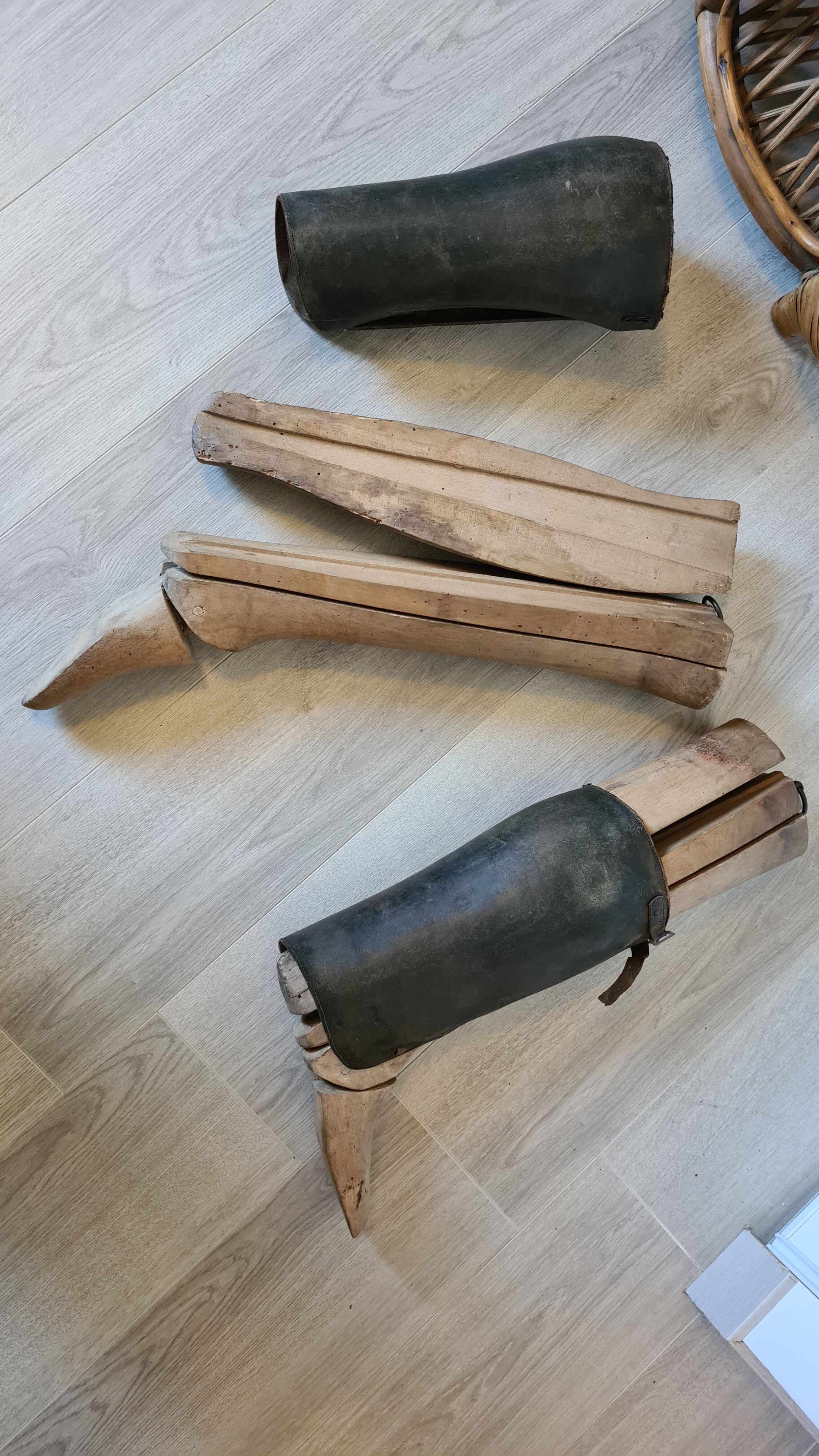 Anciens embauchoirs à bottes en bois