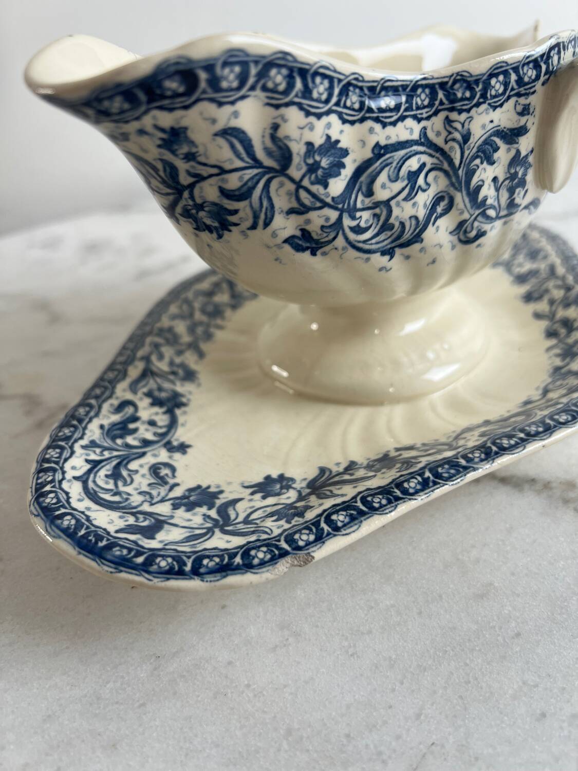 Gien sauce boat, garlands 1937, ironstone