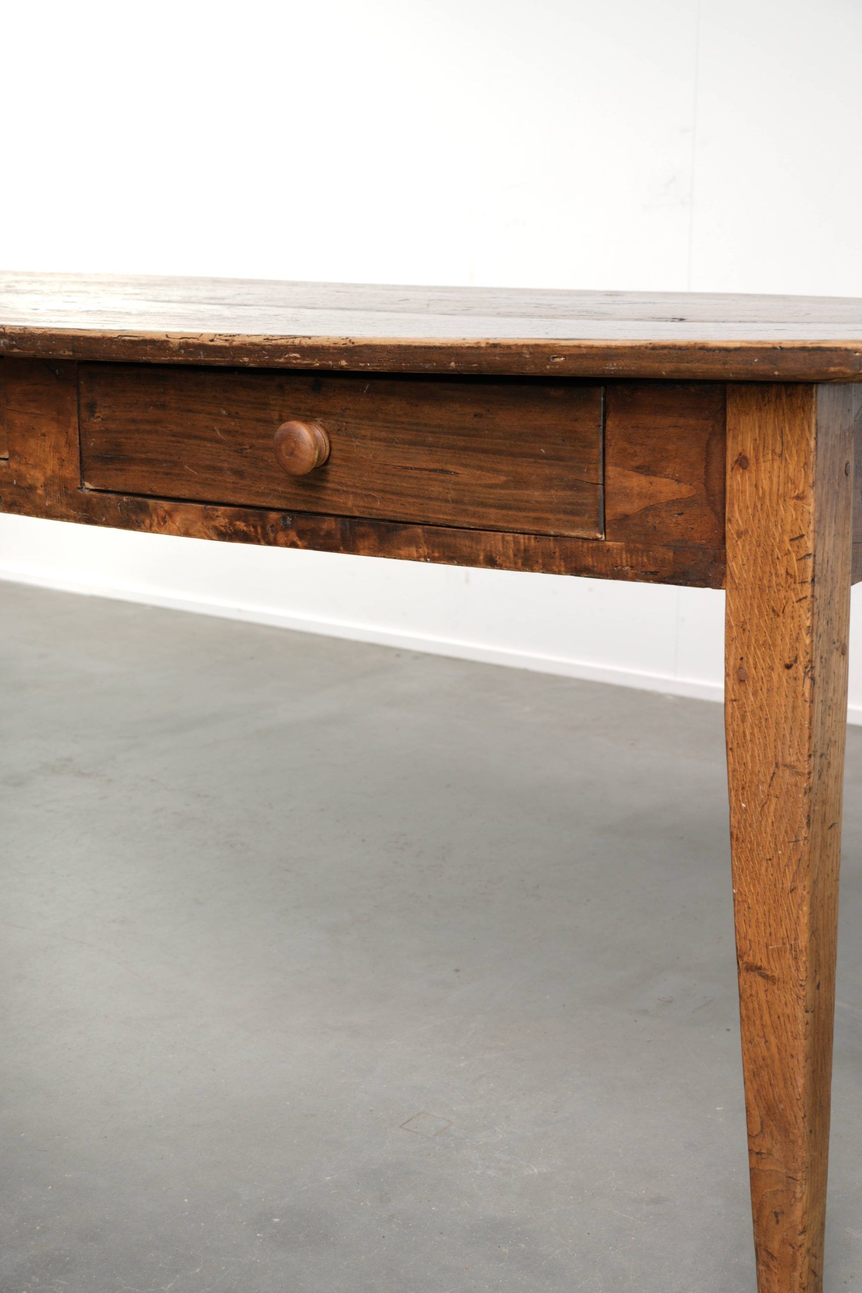 Table de ferme française du 19ème siècle pour 4 à 6 personnes.