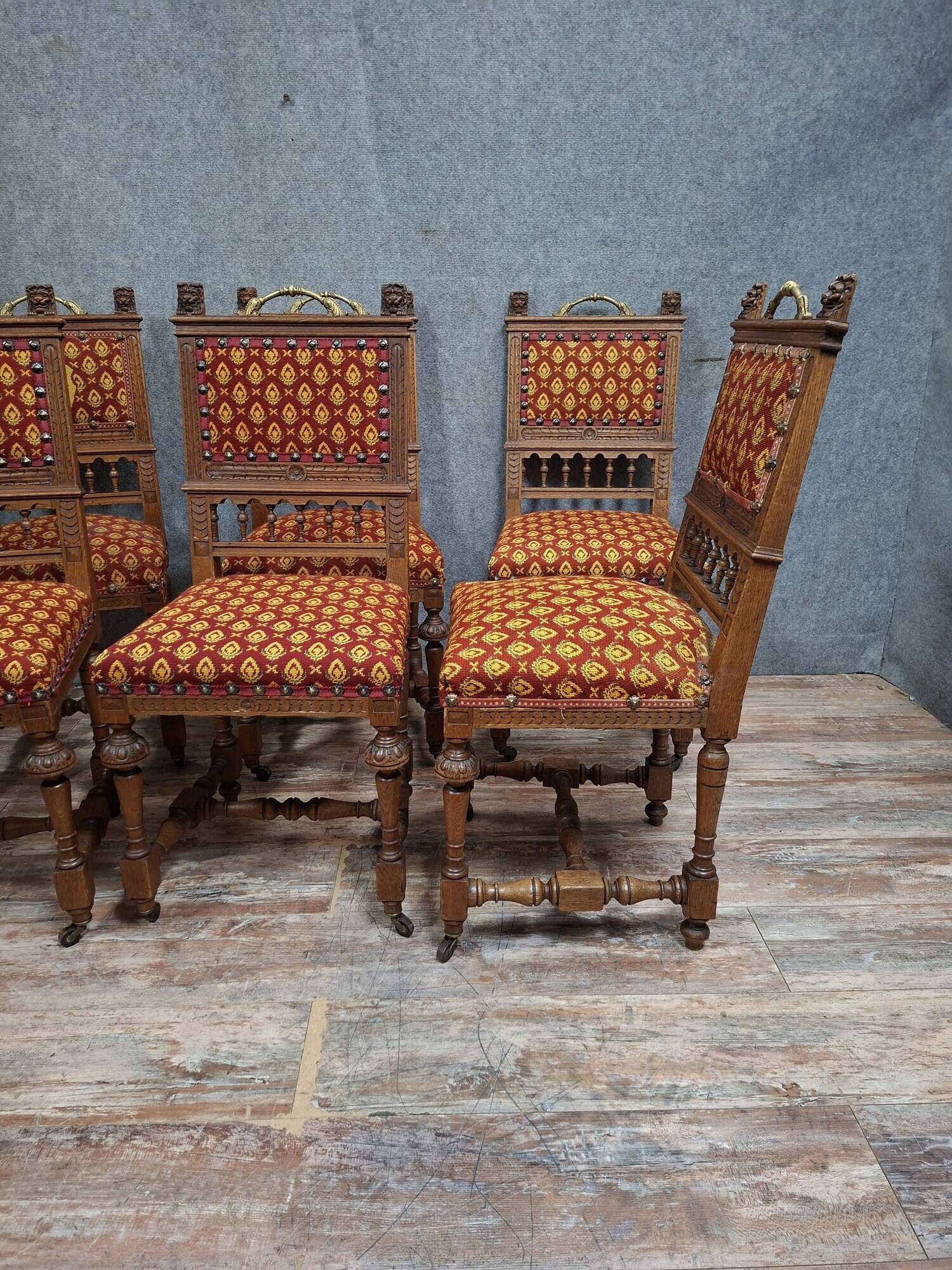 Suite de six chaises en chêne sculpté, de style Renaissance, XIXeme.