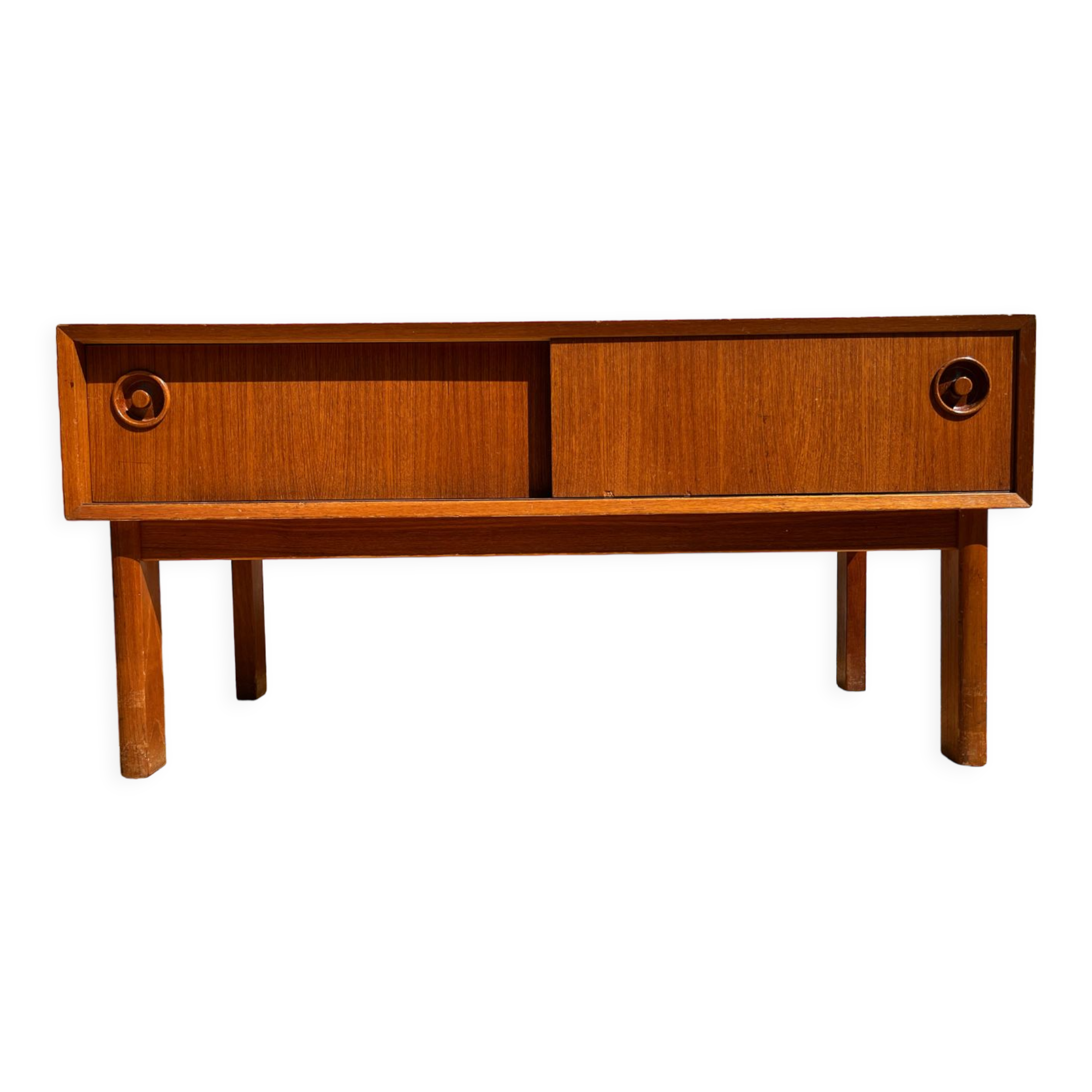 Commode basse à deux portes coulissantes