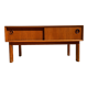 Commode basse à deux portes coulissantes