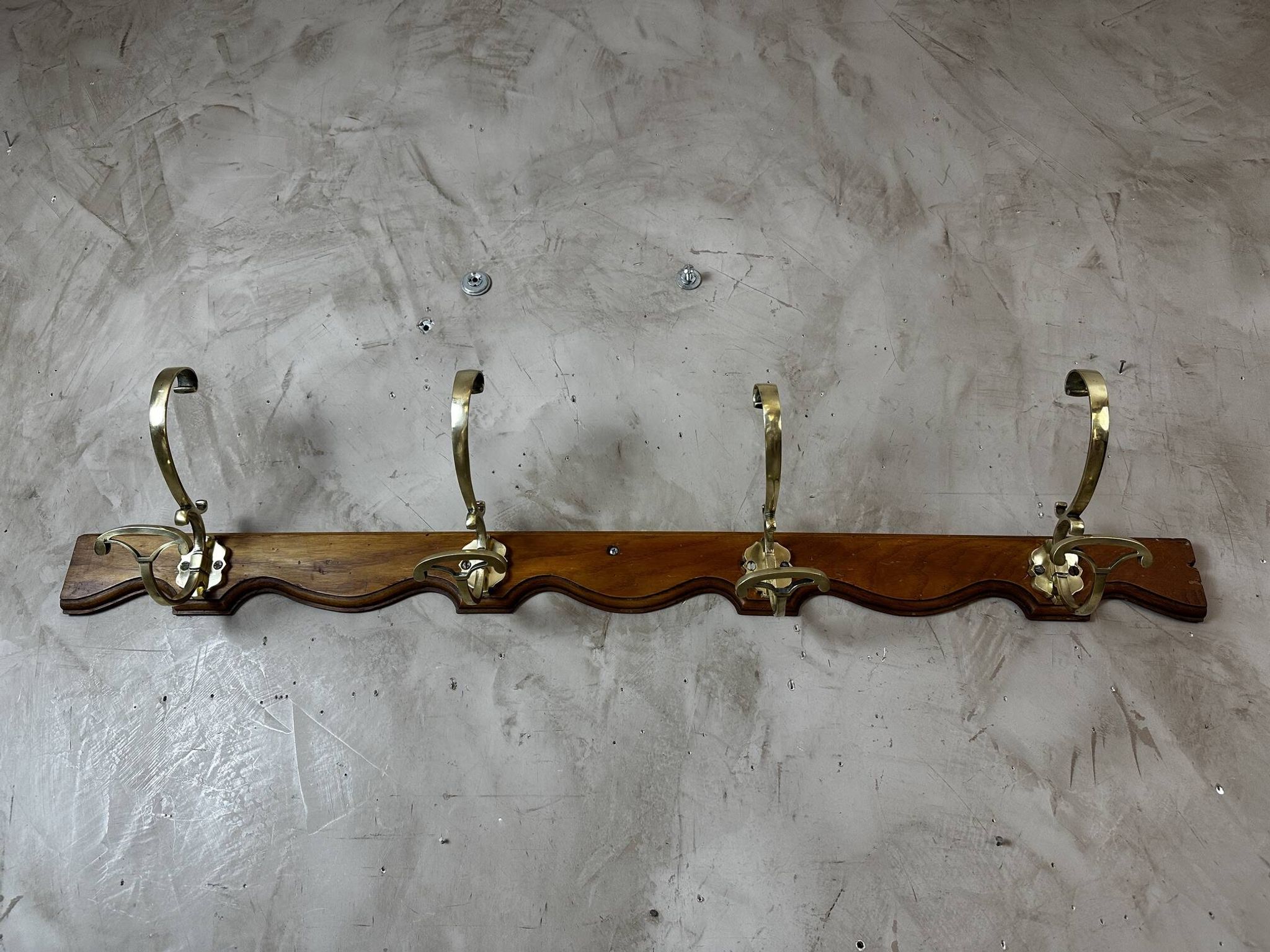 Patère en bois et laiton