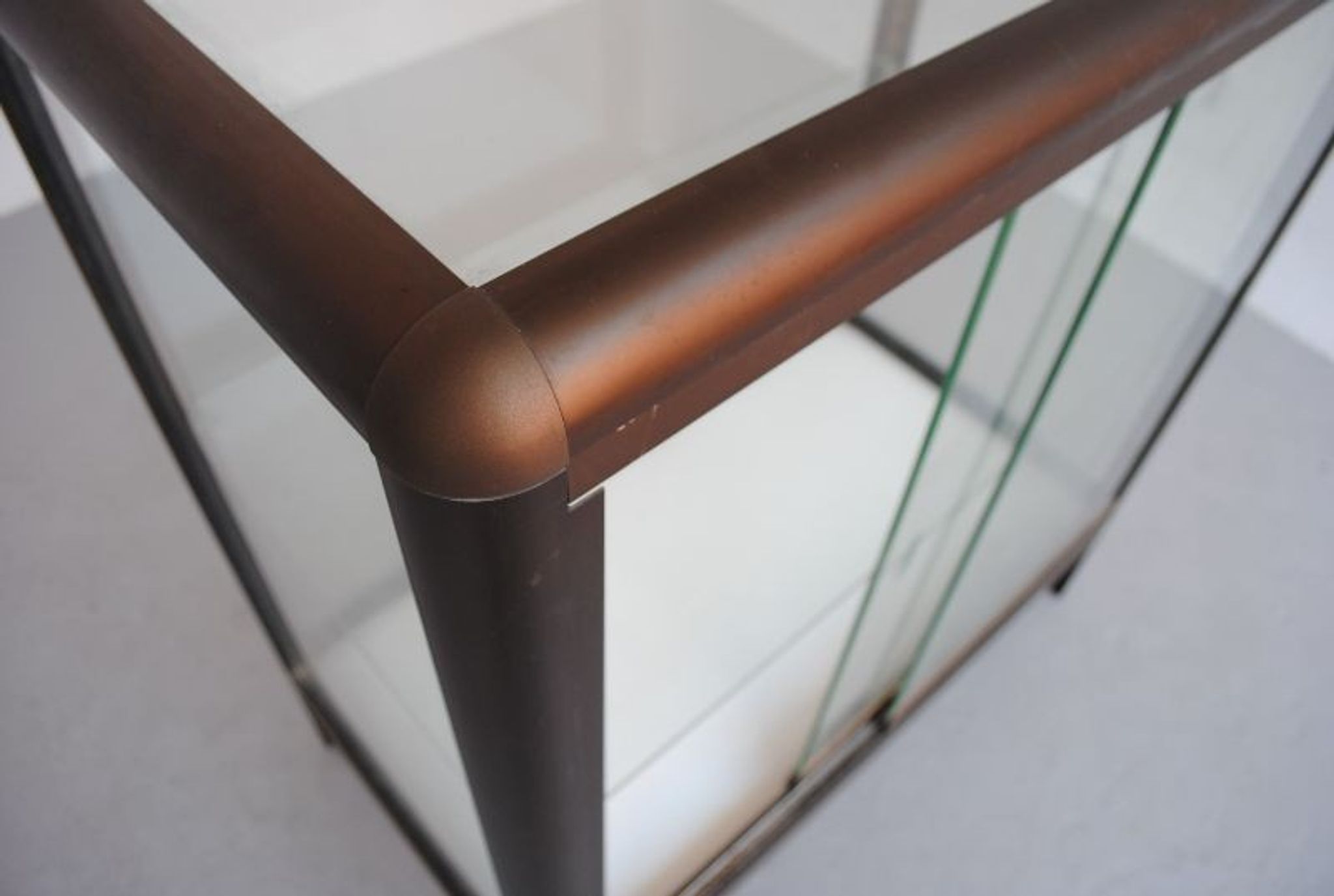 Modern showcase in Brown aluminum profiles