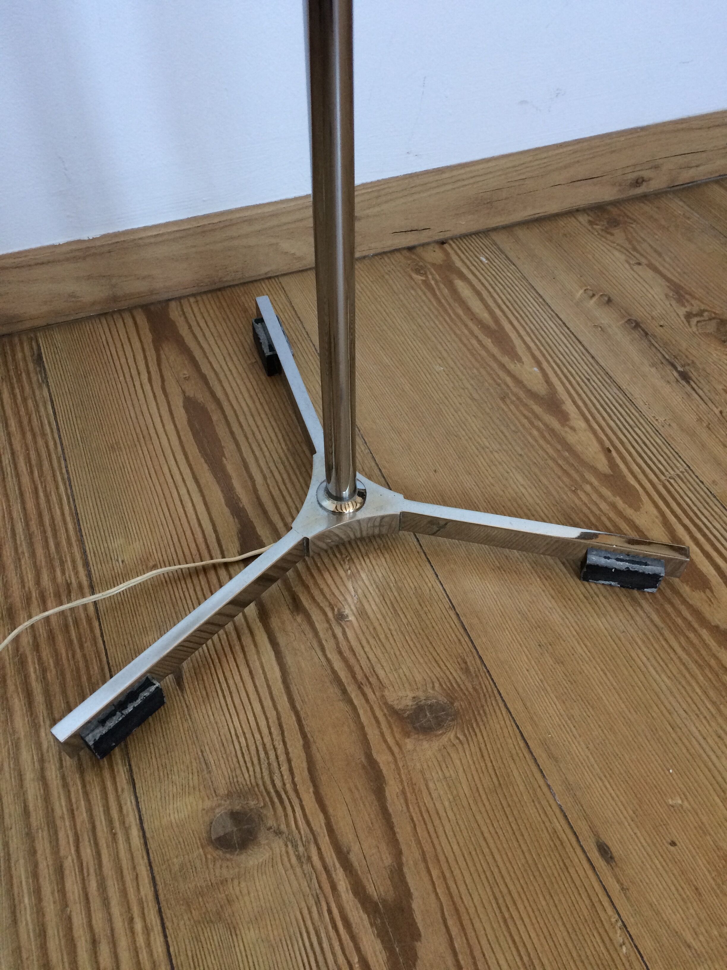 Lampadaire spirale chromé, design 70