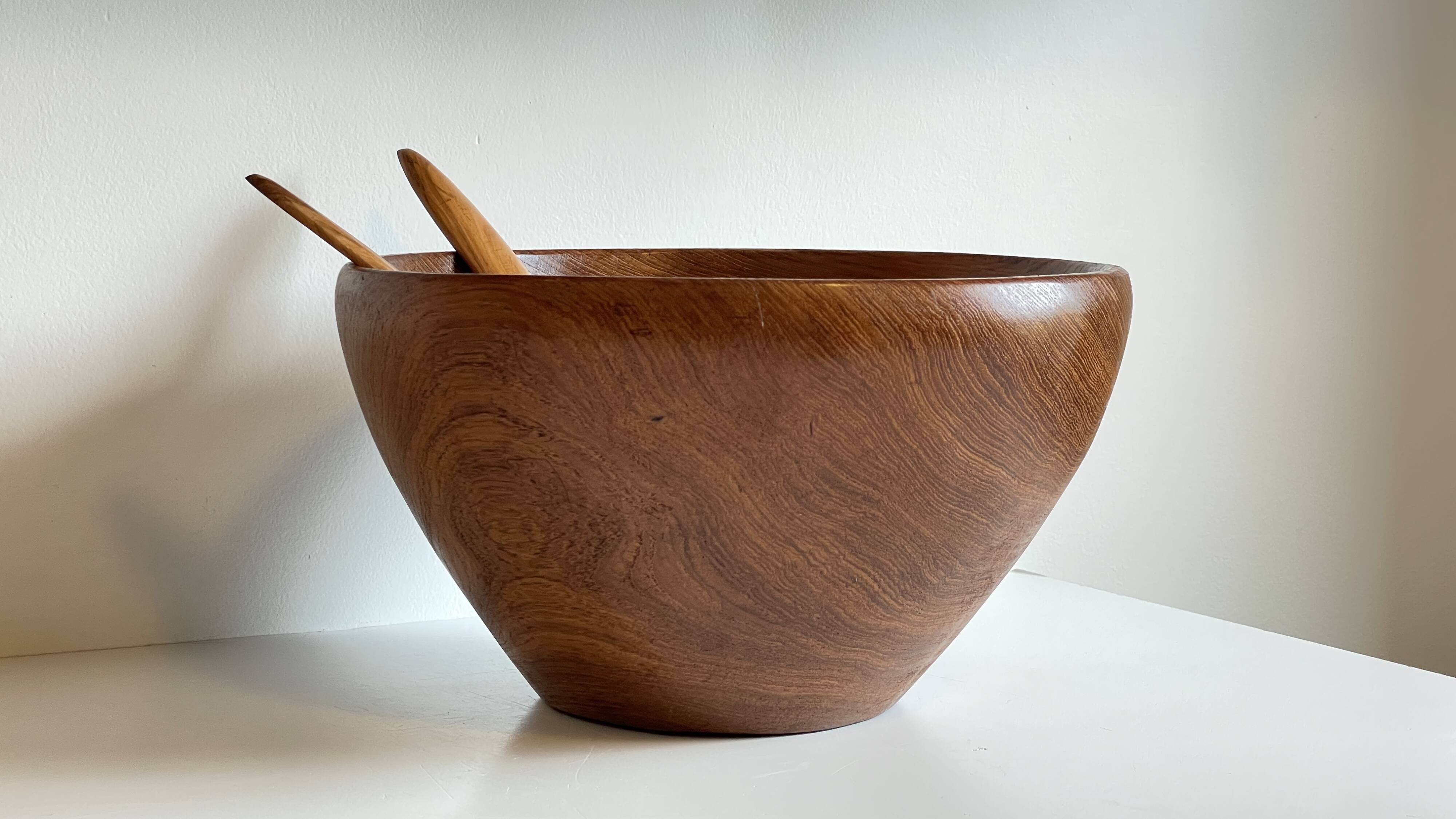 Scandinavian salad bowl in solid teak and cutlery
