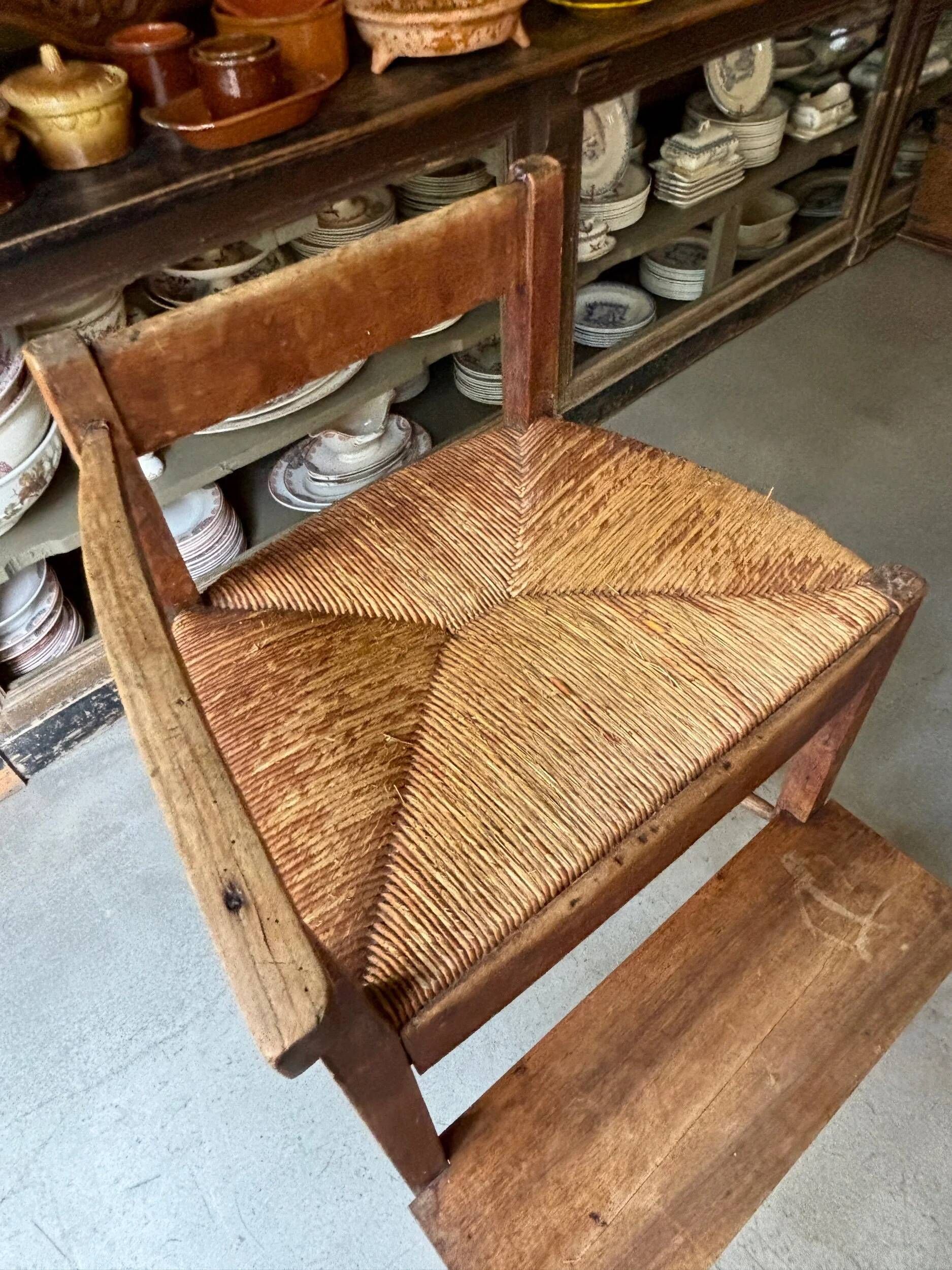 Chaise haute de métier en bois et paille