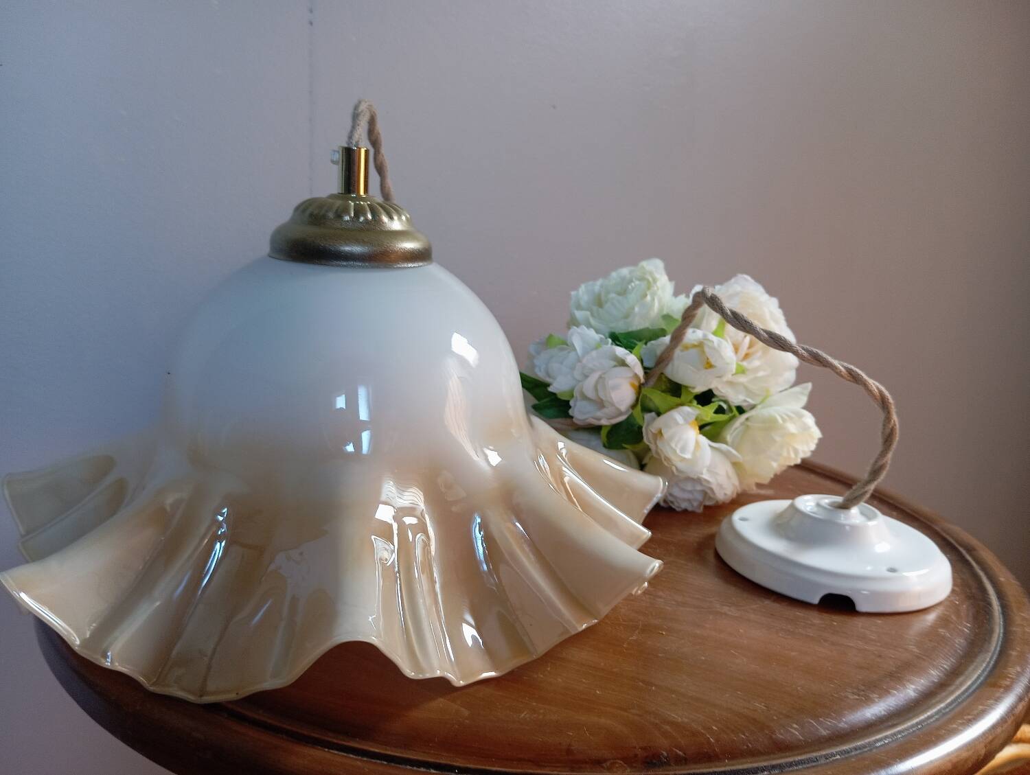 Suspension opaline à volants couleur vanille caramel 1950/60