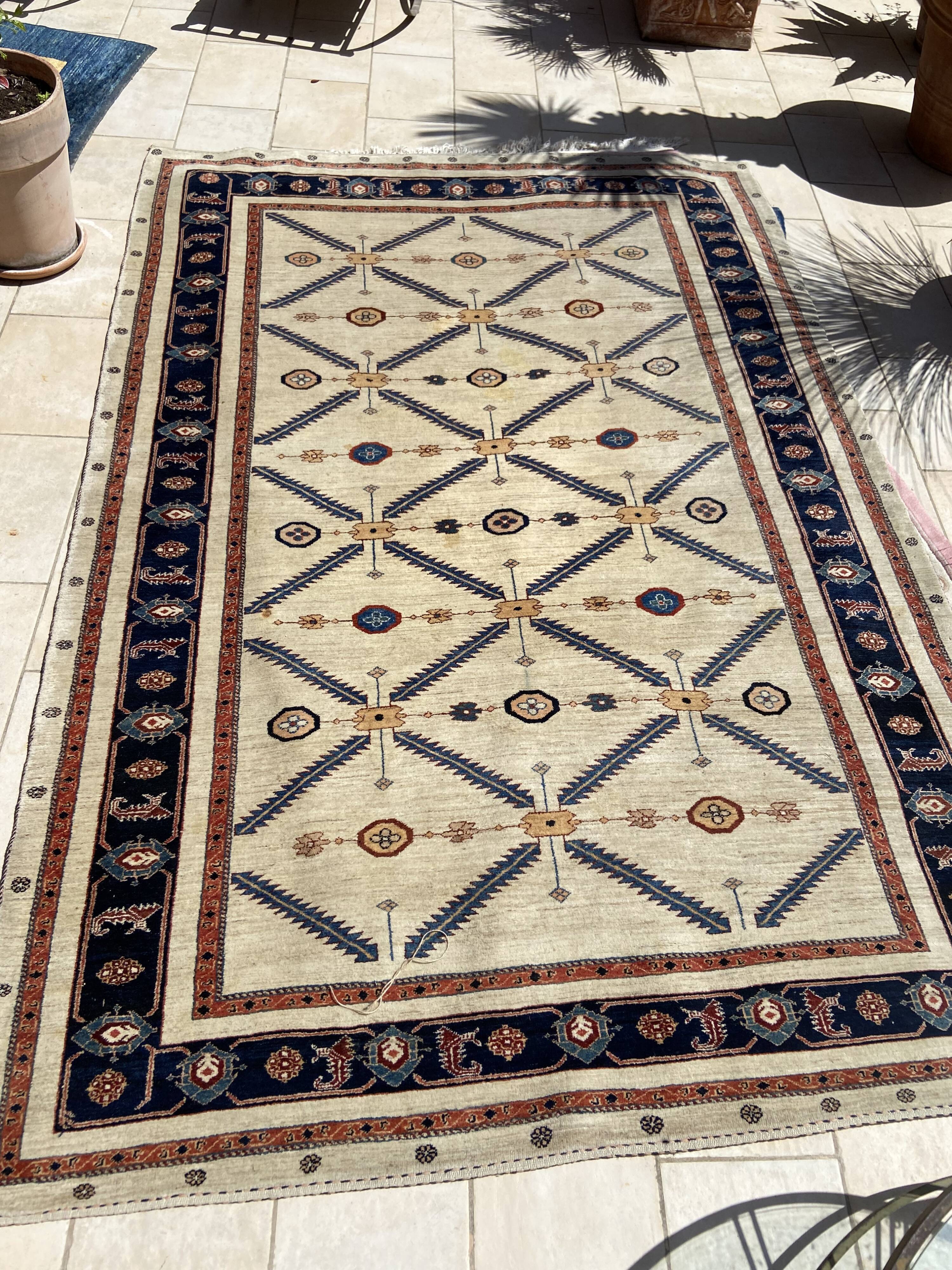 Tapis persan tissé main blanc motifs bleu fonçé
