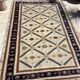 Tapis persan tissé main blanc motifs bleu fonçé