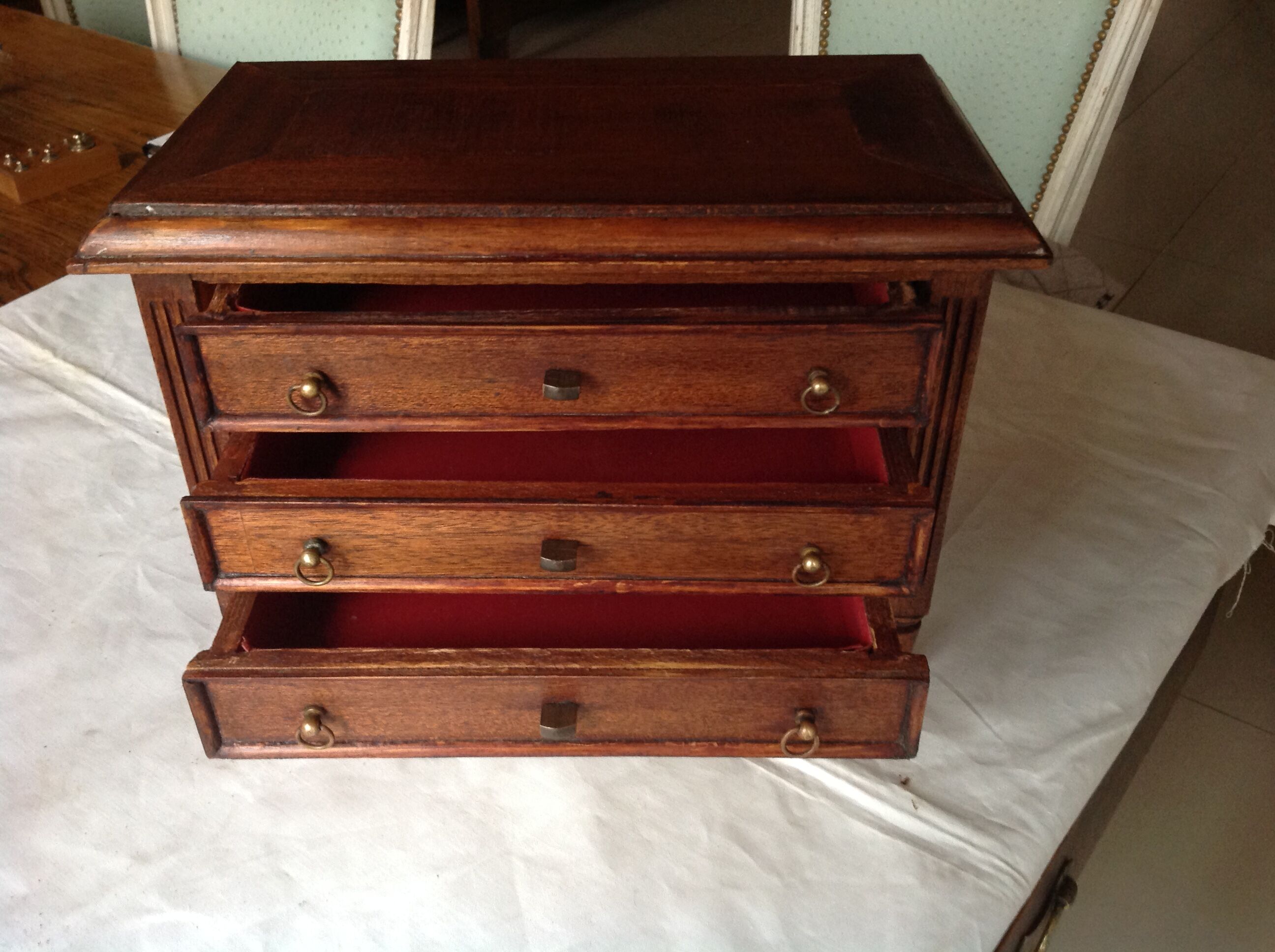 Doll's chest of drawers