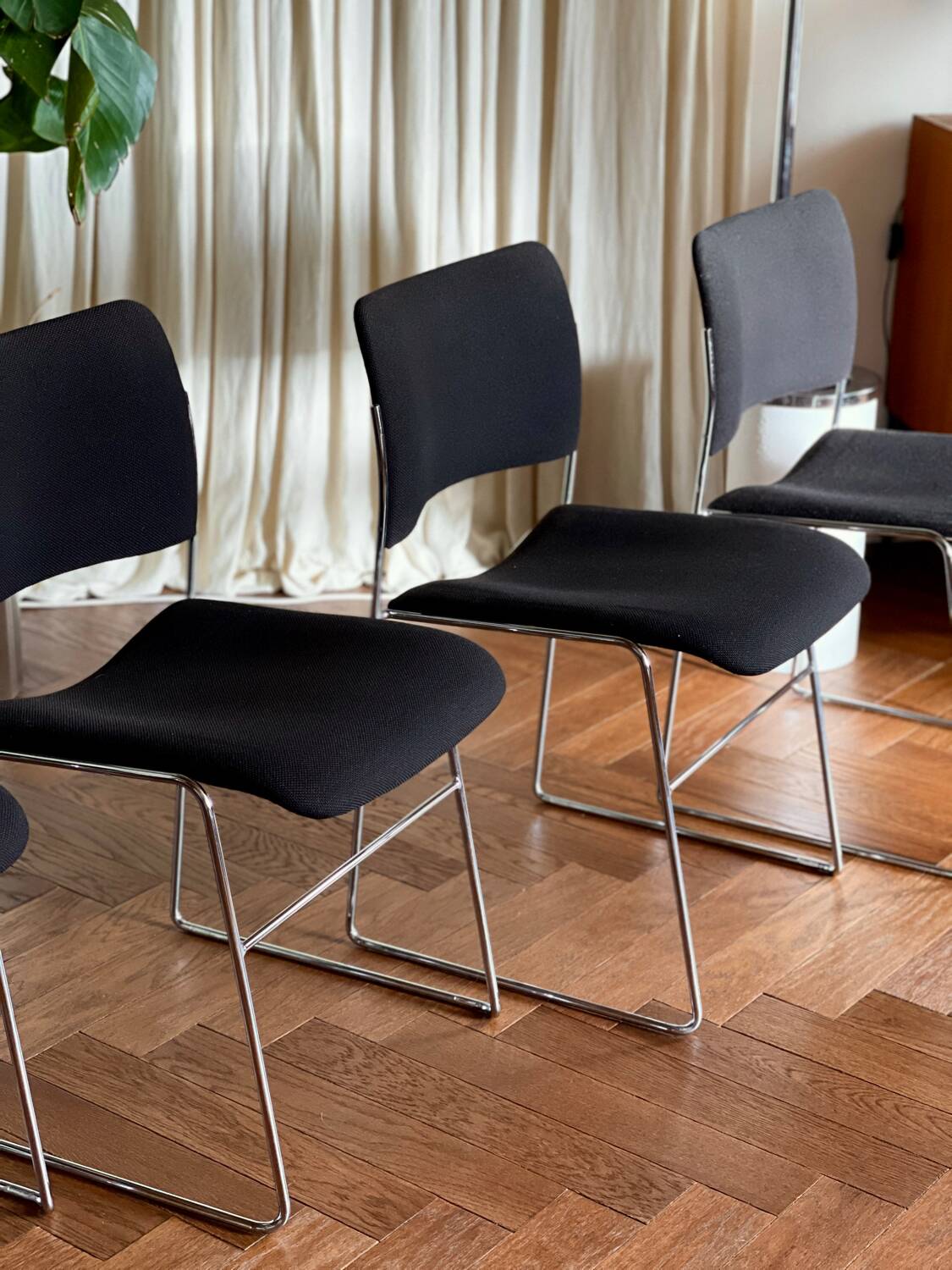 Lot de 4 chaises 40/4 David Rowland pour Howe – État exceptionnel