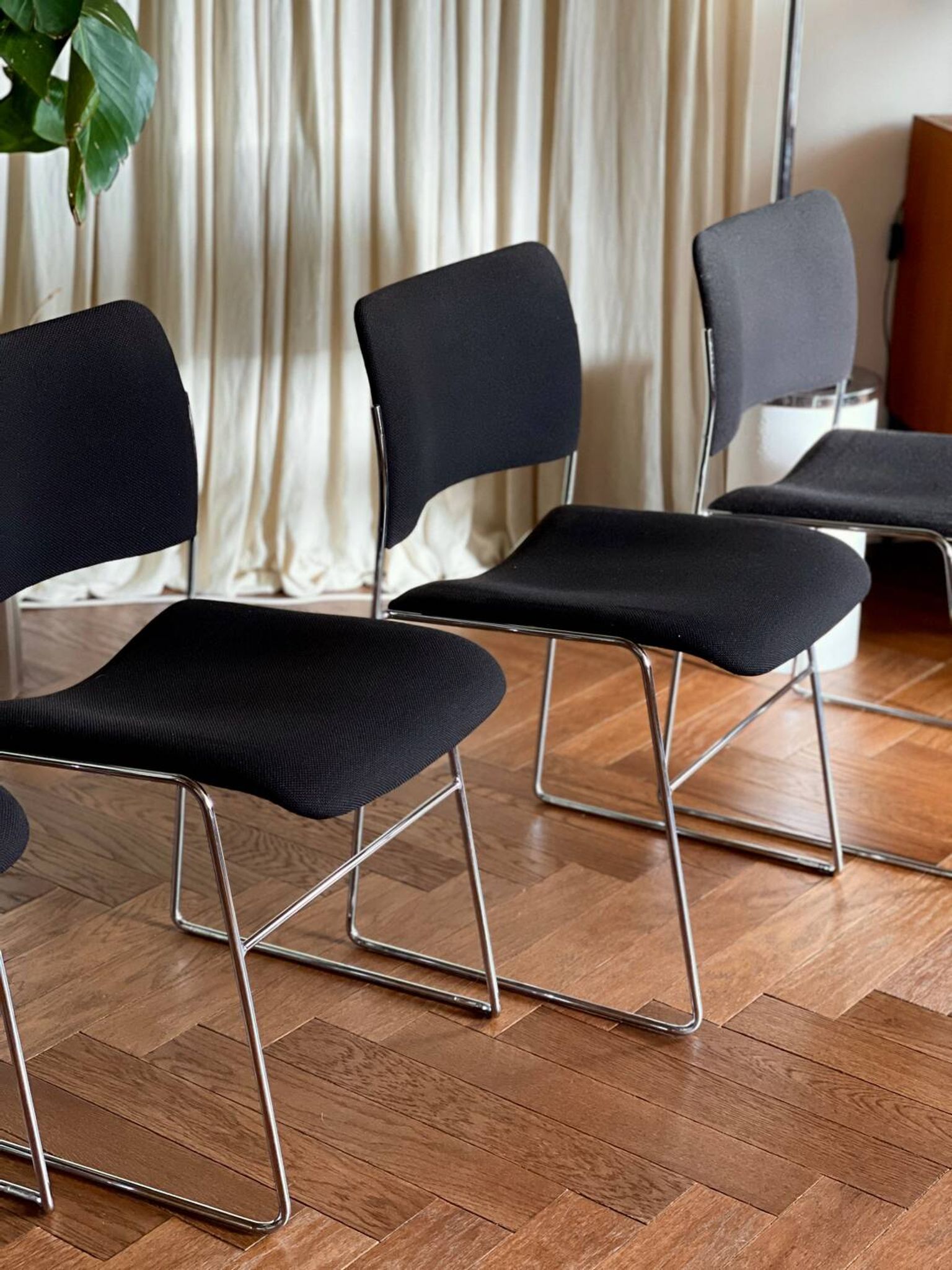 Lot de 4 chaises 40/4 David Rowland pour Howe – État exceptionnel