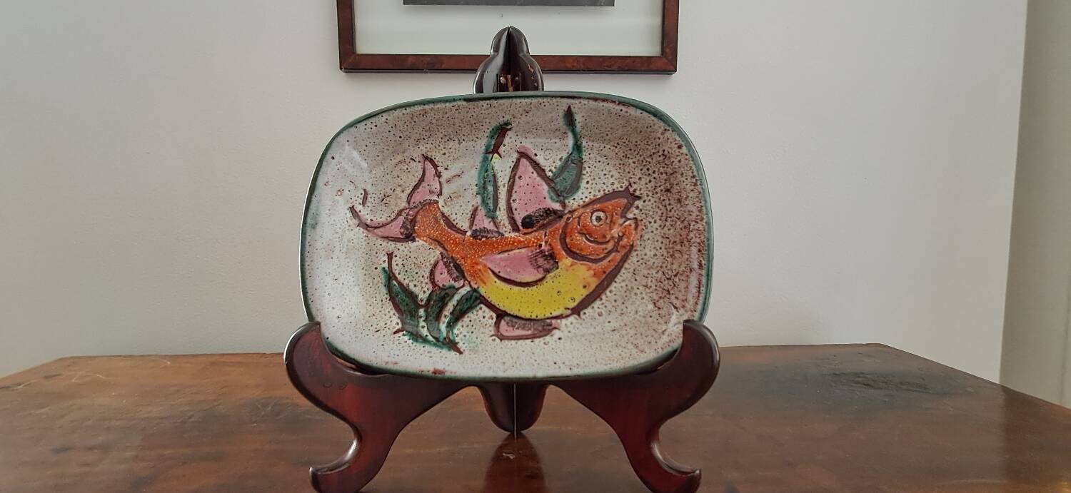 Plat Vallauris, années 60-70. Décor de poisson