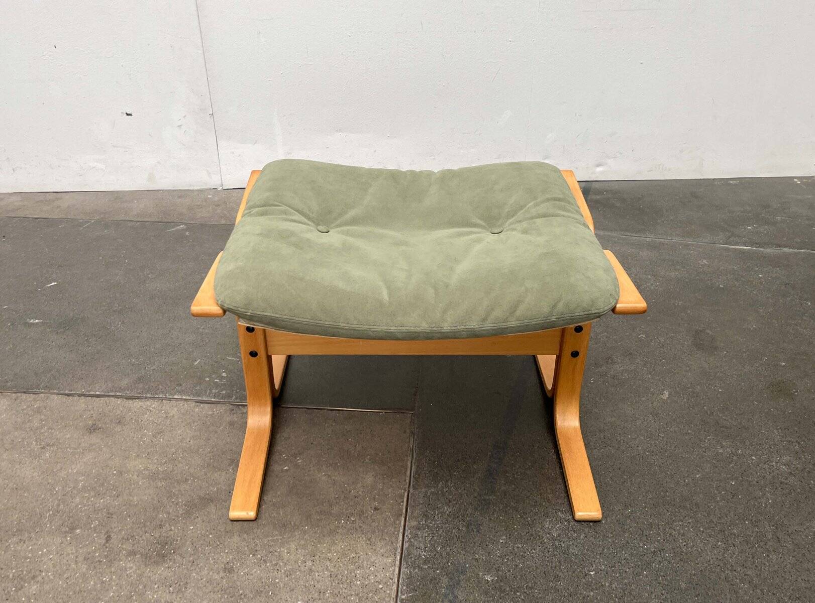 Mid-century Norwegian Siesta pouf in nubuck leather by Ingmar Relling for Westnofa, 1960s.
