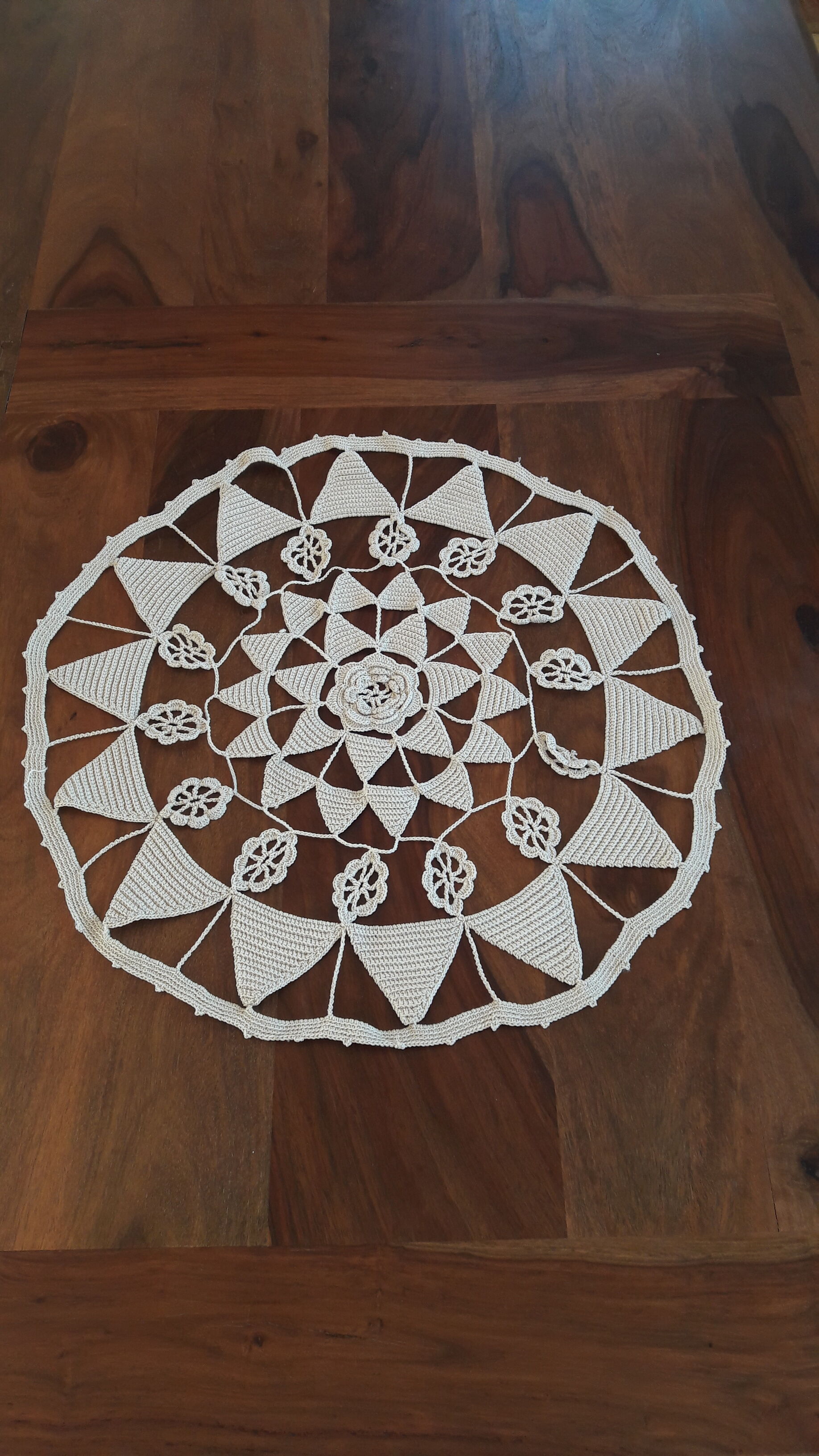 Napperon ancien dentelle crochet d’art fait main formes géométriques