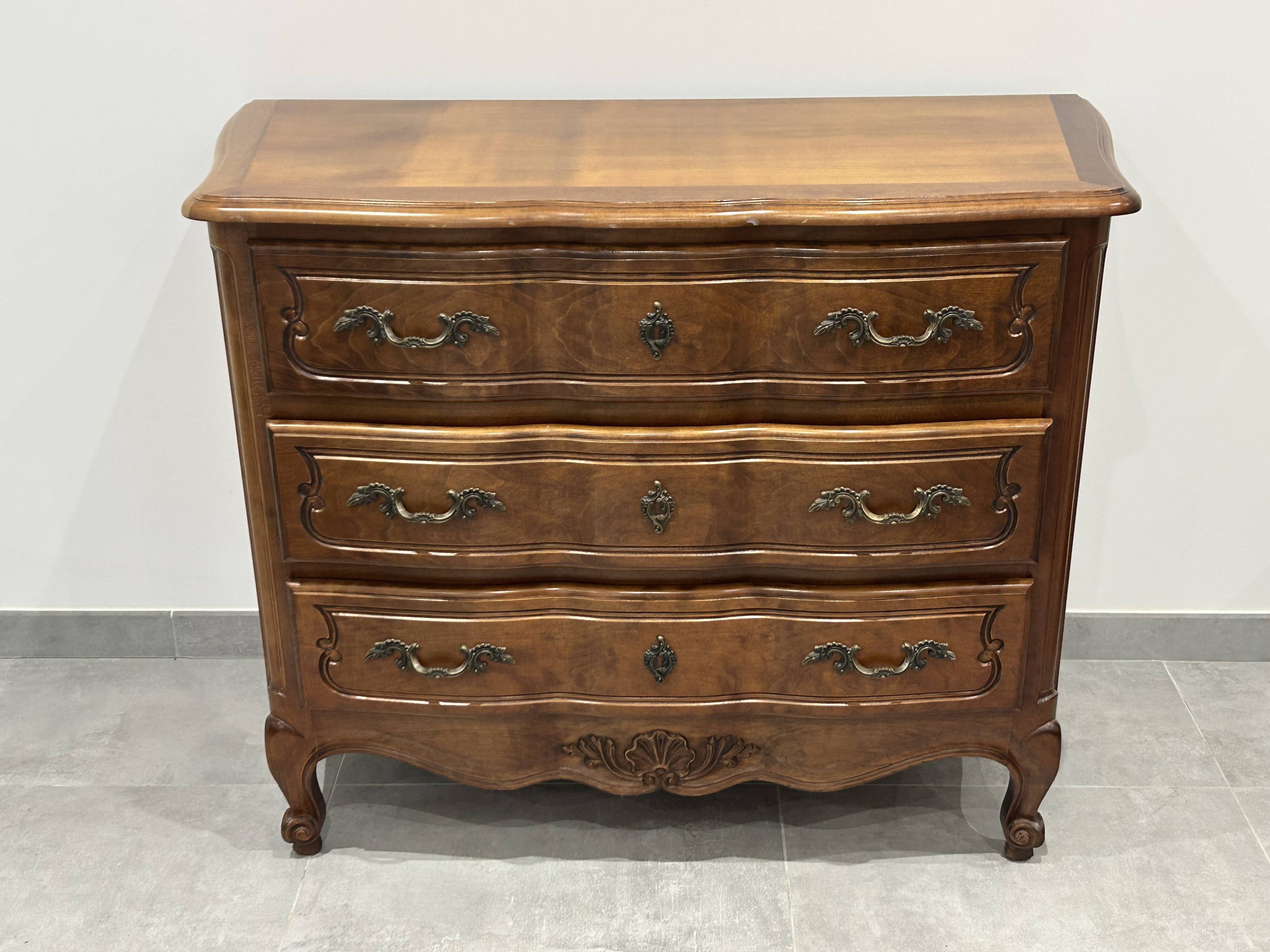 Commode de style Louis XV en bois naturel