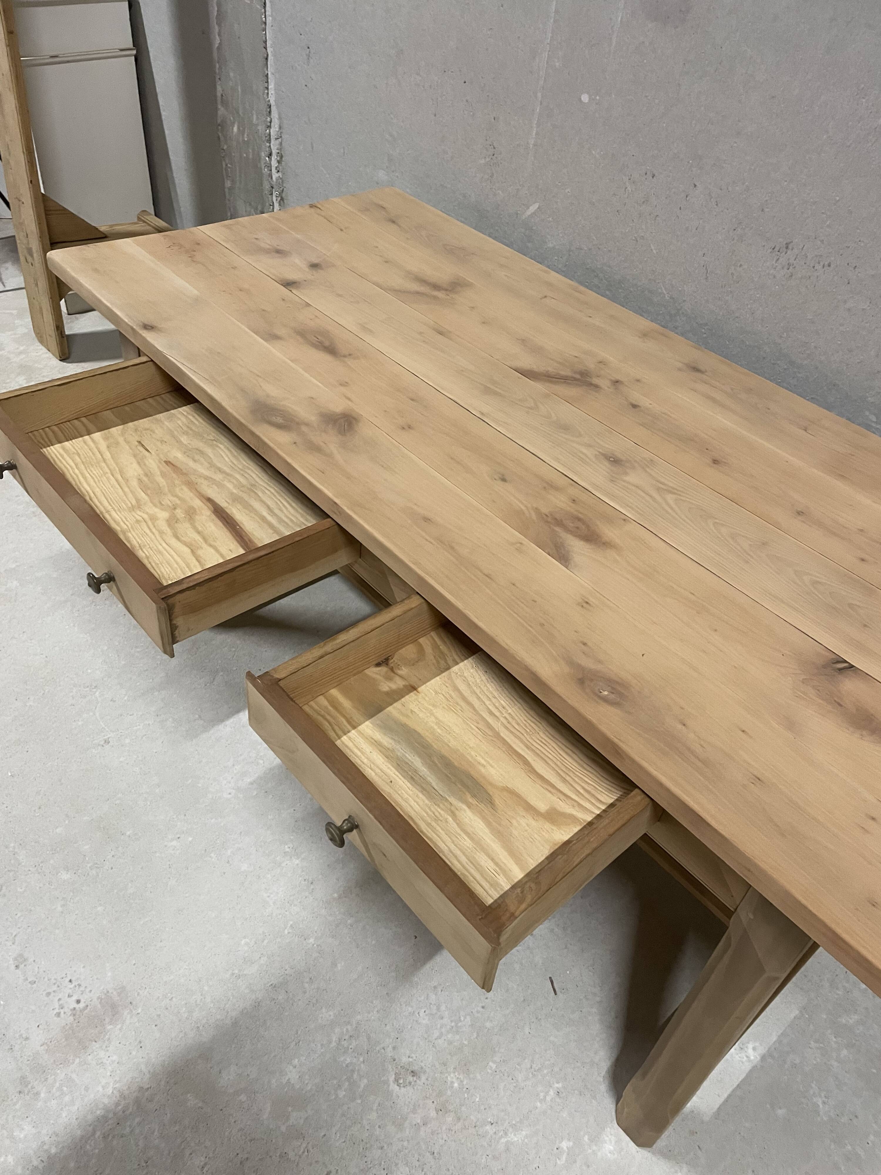 Large solid wood table with a sleek design – integrated storage.