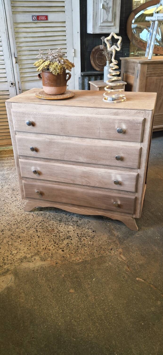 Oak chest of drawers