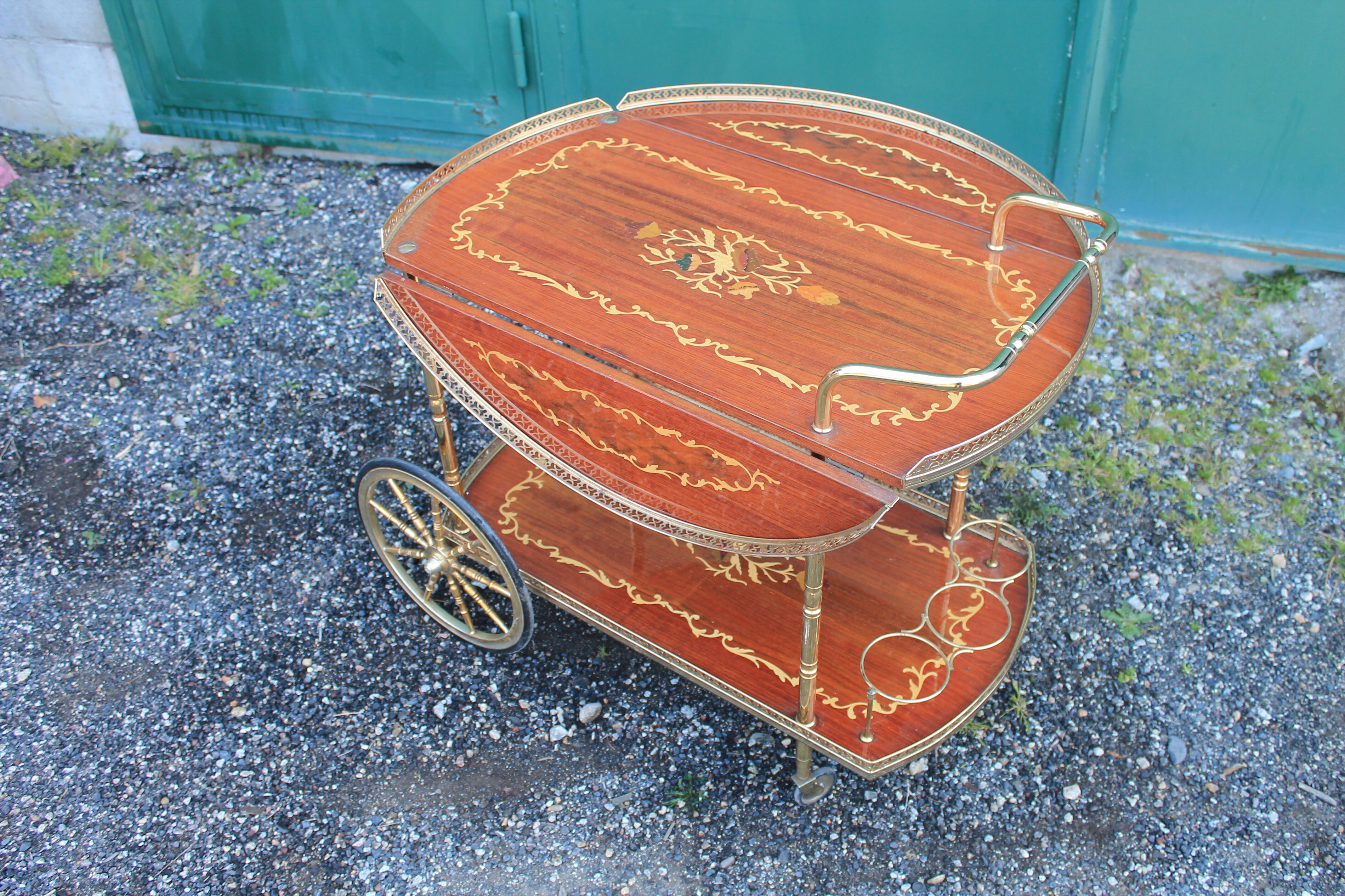 Rolling serving table