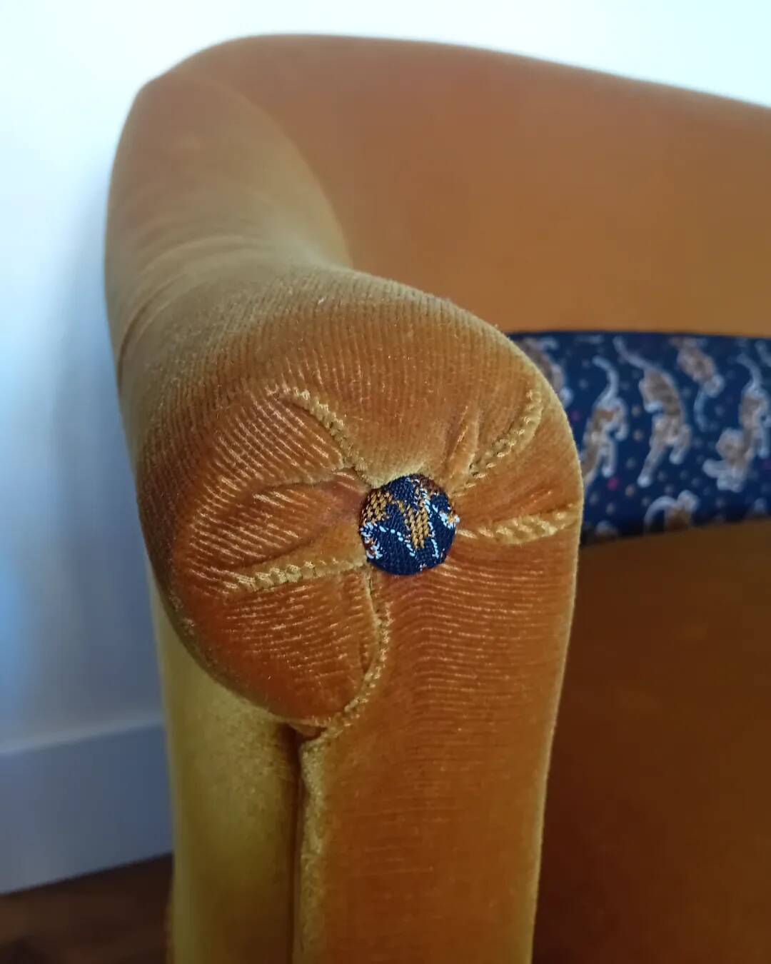 Mustard velvet 2-seater toad sofa