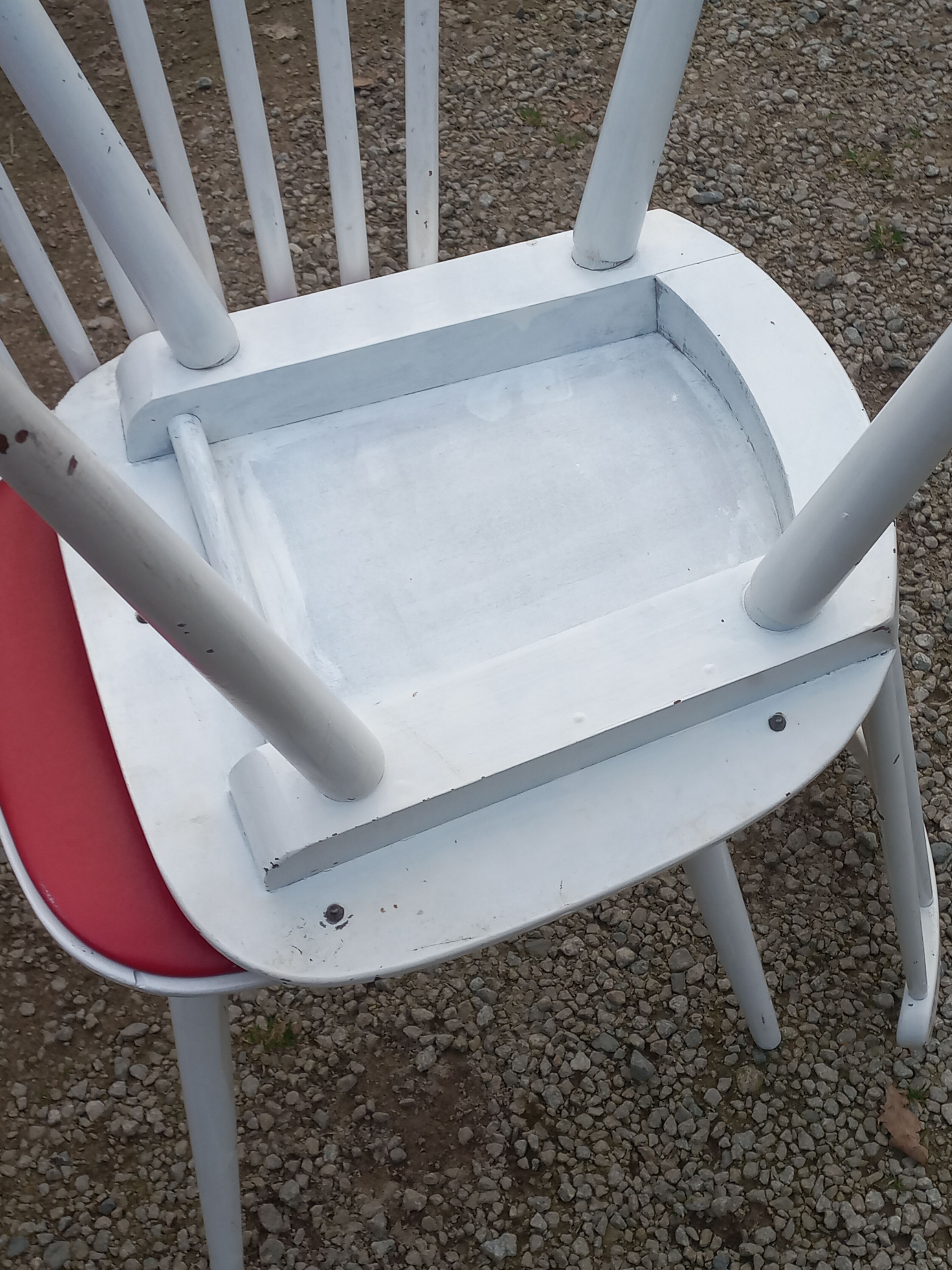 Set of 4 Scandinavian style chairs from the 50s in white lacquered wood and red skaï patties