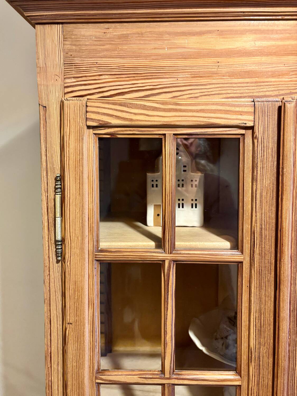 Parisian showcase pitchpin