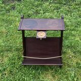 Ancienne sellette porte-revue style scandinave en bois foncé avec cendrier intégré en laiton