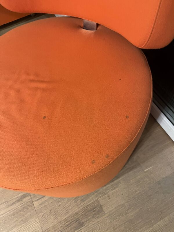 Fauteuil pivotant SITS Mokka en tissu orange — design arrondi rétro scandinave moderne